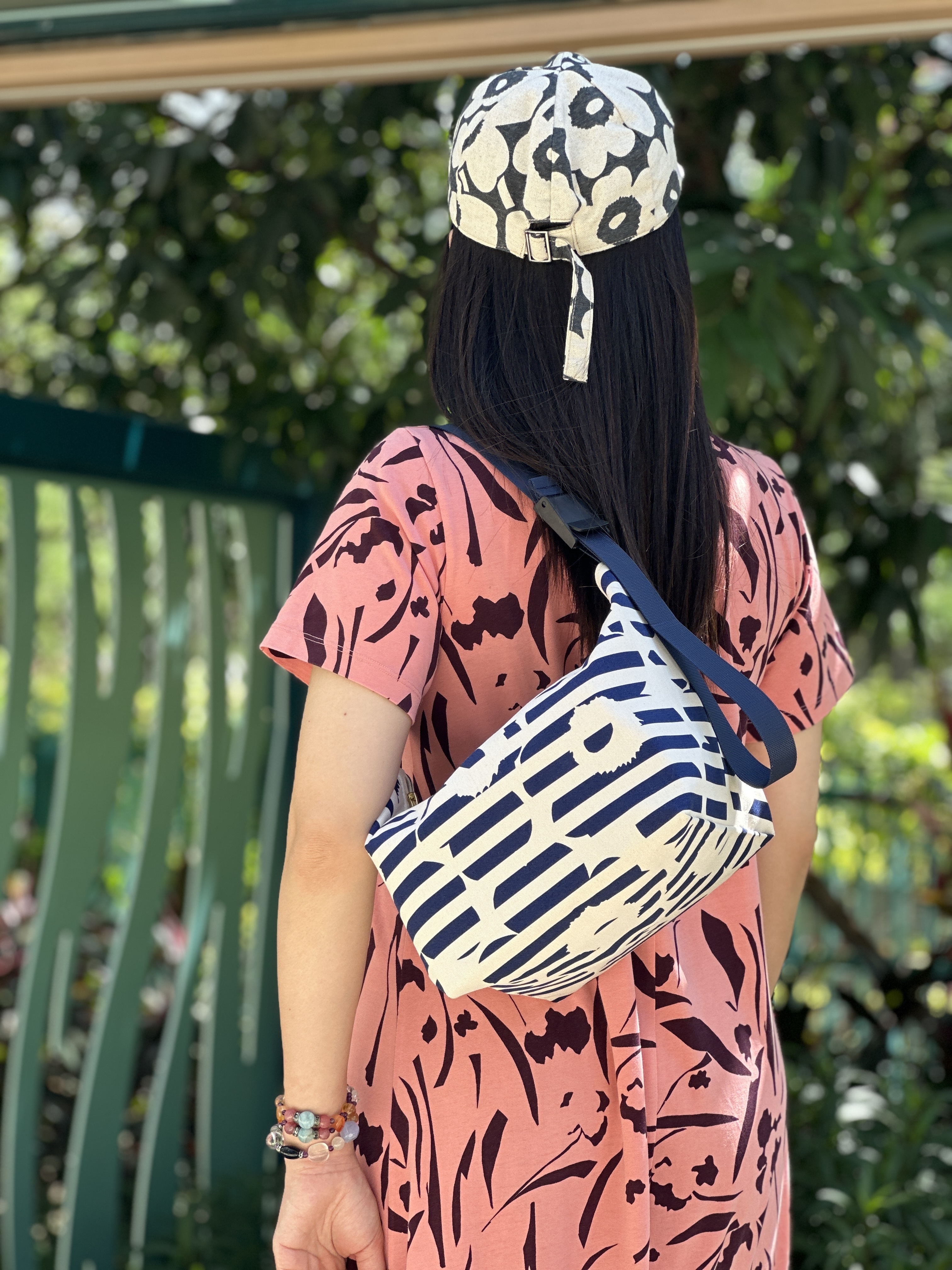 Em’s essential shoulder bag | marimekko canvas fabric | navy 間條花