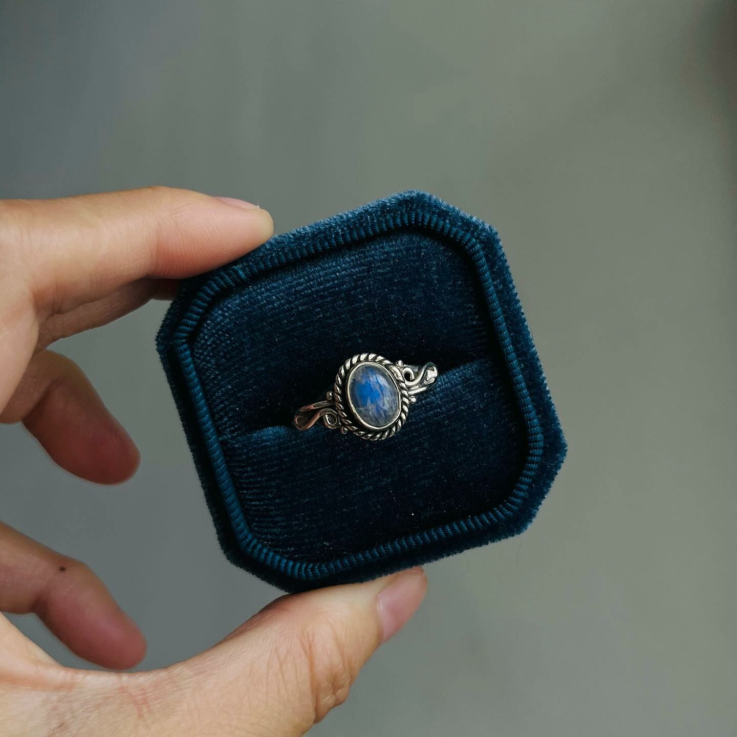 [原石] 藍光月光石 925銀戒指 US9