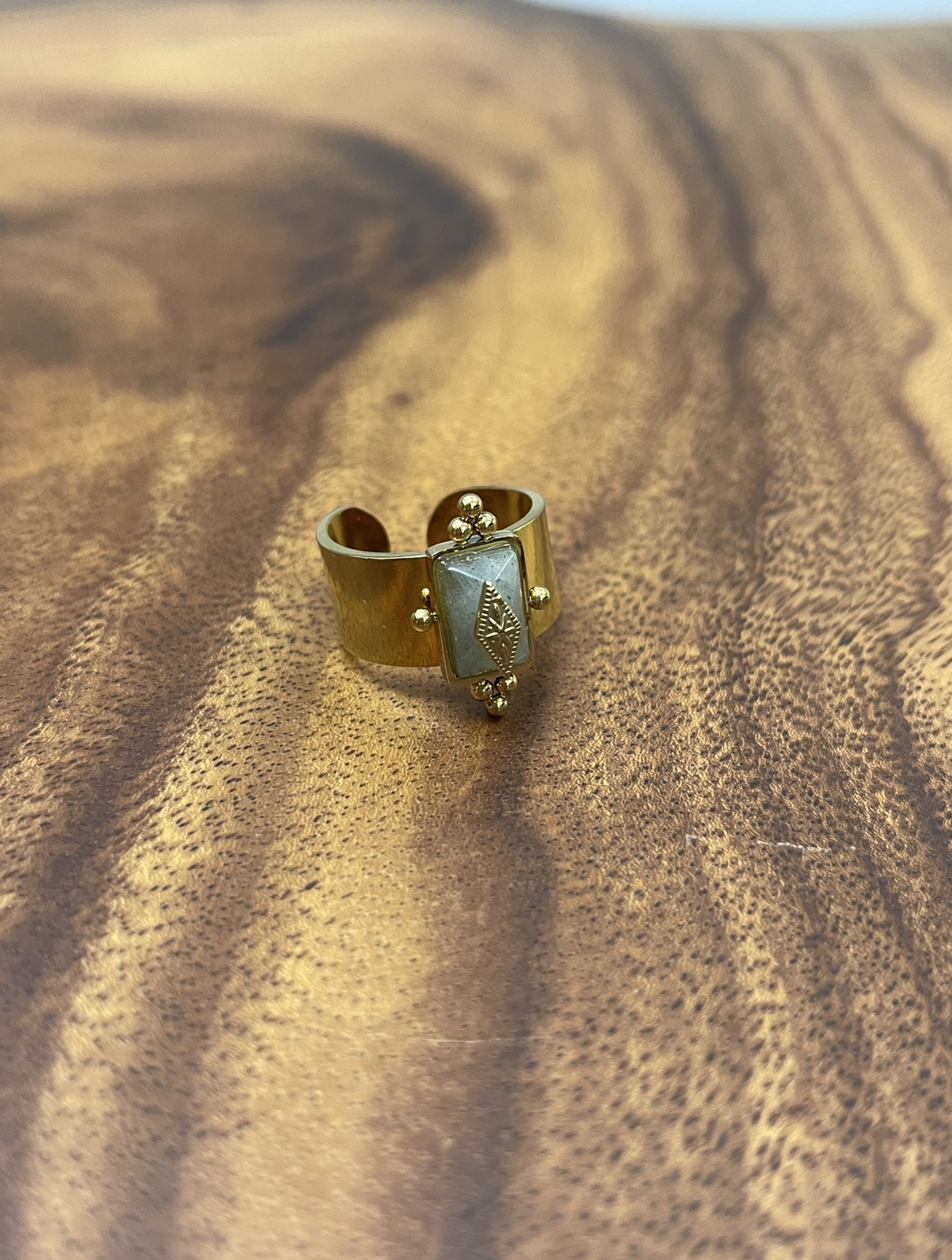 古典十字框鑲石粗戒指 (現貨款式）