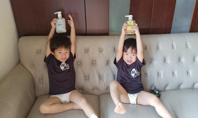 【寶貝洗洗睡系列】 雙寶來洗澎澎囉！一起來看看馨朵拉寶寶洗髮沐浴雙效2合1，寶寶好好睡 SPA級沐浴~