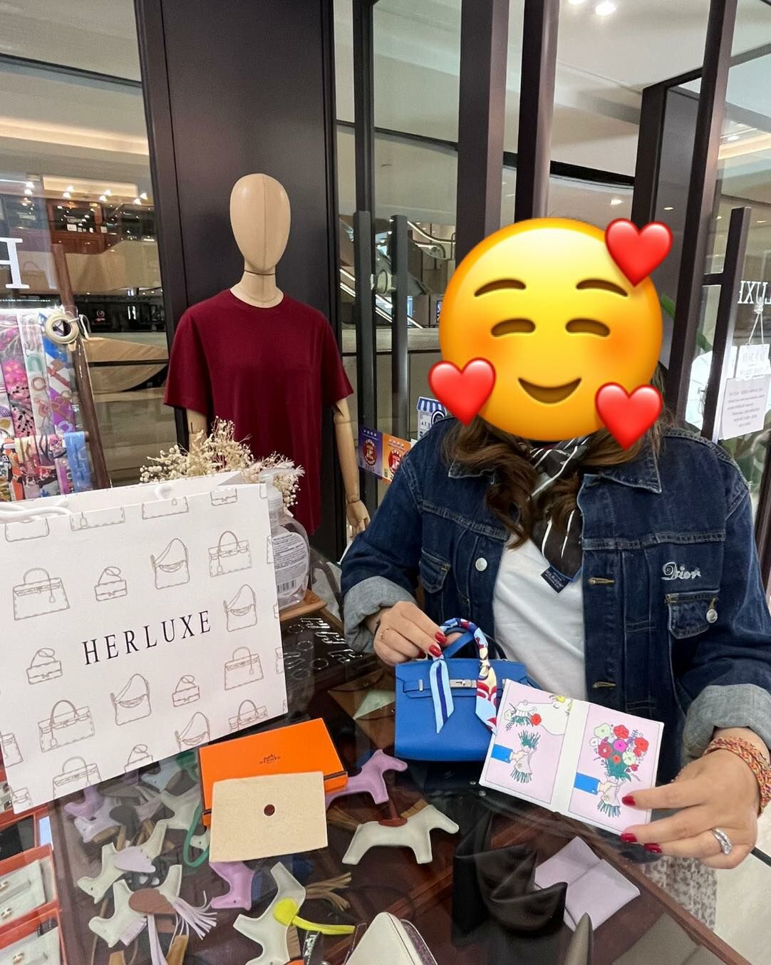 爽快靚靚來pick up 特別版Calvi duo🥰 手上拎的拍賣會級別限量版Micro Birkin 15 Mykonos 希臘藍💙超吸睛✨😍 靚靚就係喜歡特別色👍 要同我哋訂K25帝王綠金扣💚🔑 多謝你對HERLUXE嘅支持🫶