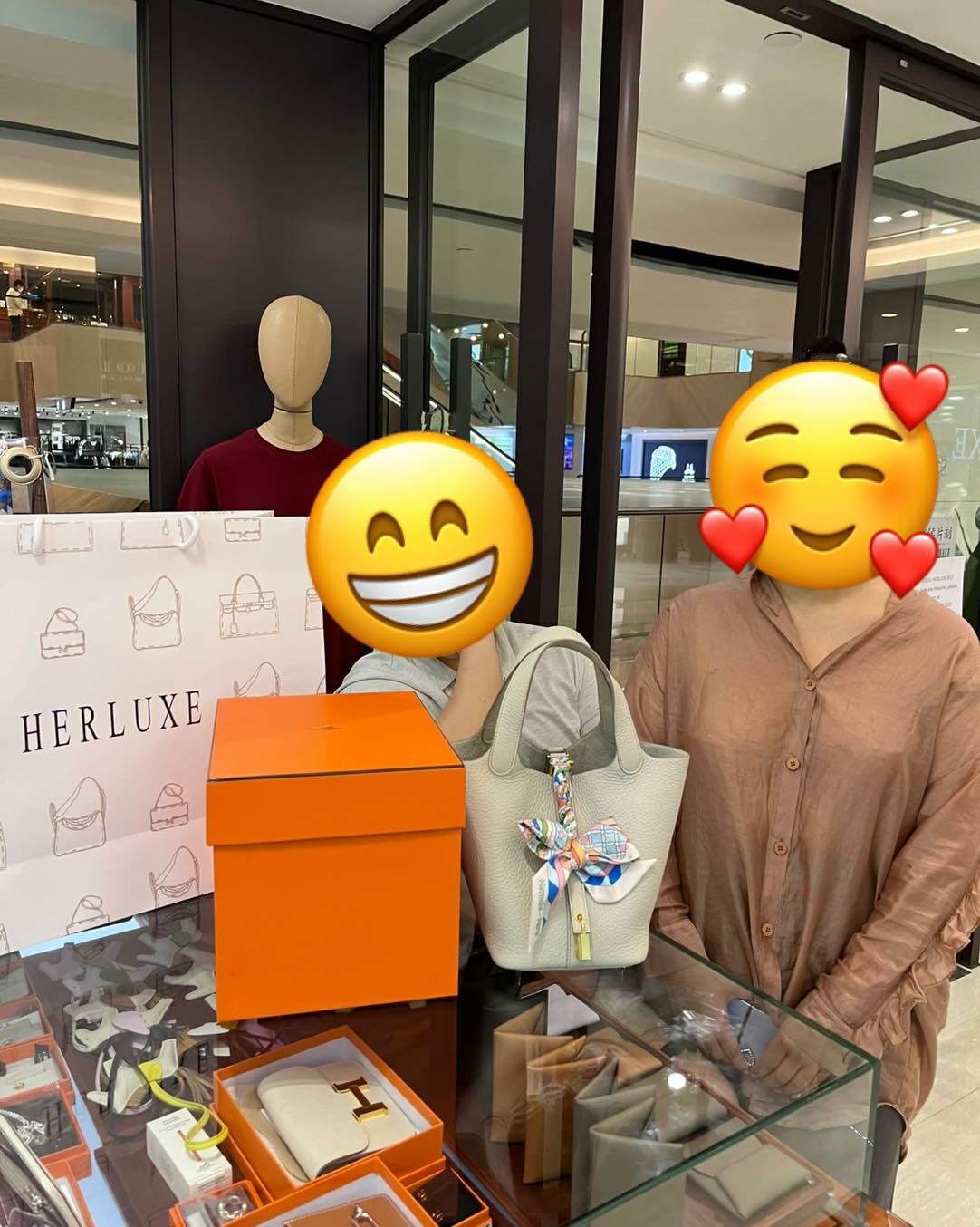 遊客靚靚嚟店爽快埋單抱走P18冰川白金扣🧊🔑 仲加咗聯繫方式🥳 話下次帶埋朋友來一齊買🙌🛍️ 多謝你的支持🫶 係真誠與口碑令新客人都可以咁快鎖定HERLUXE❤️