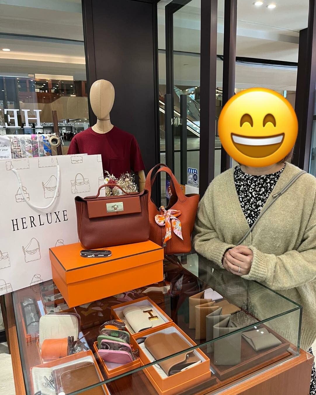 爽快靚靚來pick up 2424 mini楓葉棕🍁/南瓜色🎃 同拎來的P22南瓜色🎃好擺在一齊超靚啊😍 靚靚的眼光實在太好了👍 貨品優質😍 服務貼心❤️ 選擇我哋肯定無錯🫶