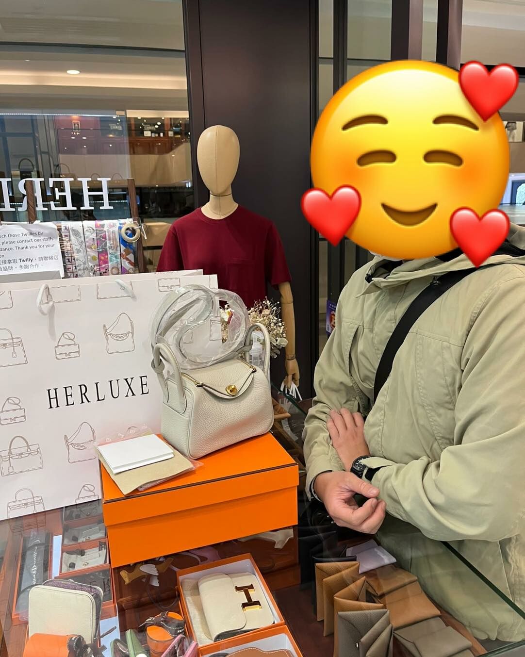 暖心先生來pick up Lindy mini 冰川白金扣🧊🔑 係太太選定的仙氣靚色🧚 眼光真係太好了😍 被信任是一種責任💪 我哋會繼續提供更優質的服務與品質🥳