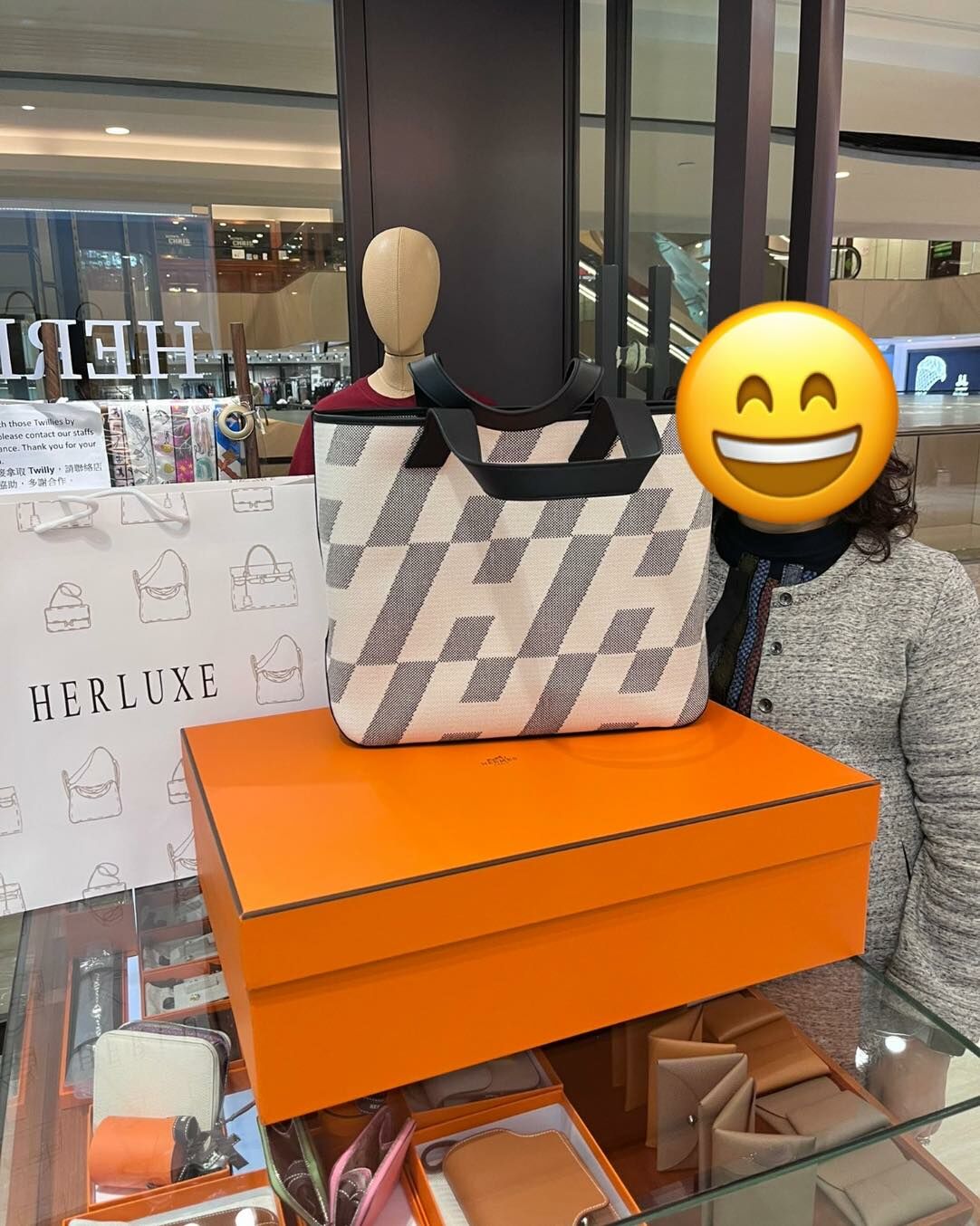 爽快靚靚今日來pick up Cabas H 40黑色🖤 之前都有同我哋買過P18鼠尾草金扣☘️🔑 靚靚好開心😁 仲大讚我哋價格好💸 返貨多又快💪 多謝你對HERLUXE嘅支持🫶 我哋會認真對待每一位客人的真實反饋❤️