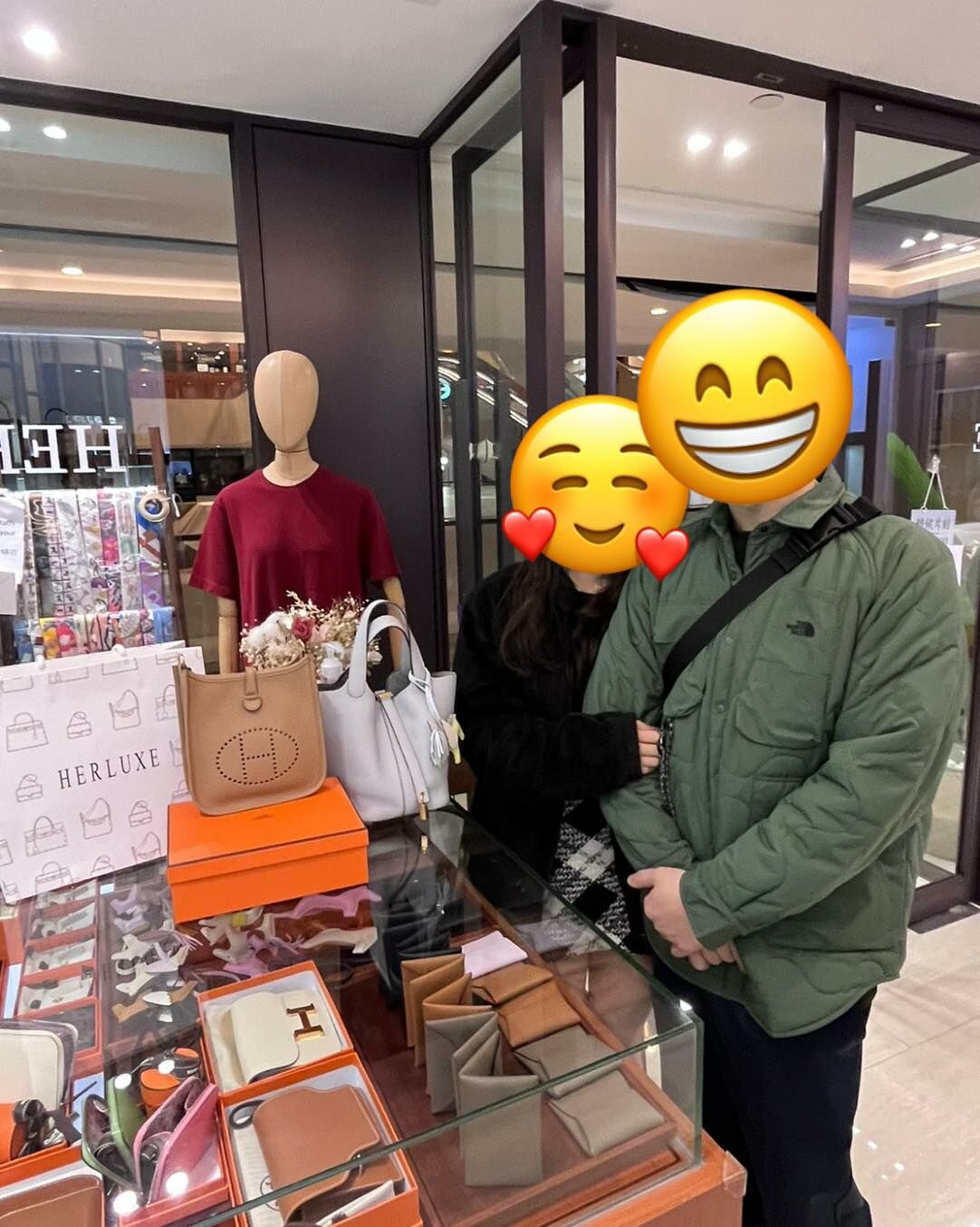 超美超爽快靚靚同先生來pick up Mini E 奶茶色金扣☕🔑🥳 靚靚手上拎住的P18聖杯藍💧都係之前同我哋買的🥰 客人對我哋復購再復購🛍️ 證明了HERLUXE係靠實力贏得認可👍 多謝你的100%信任🫶