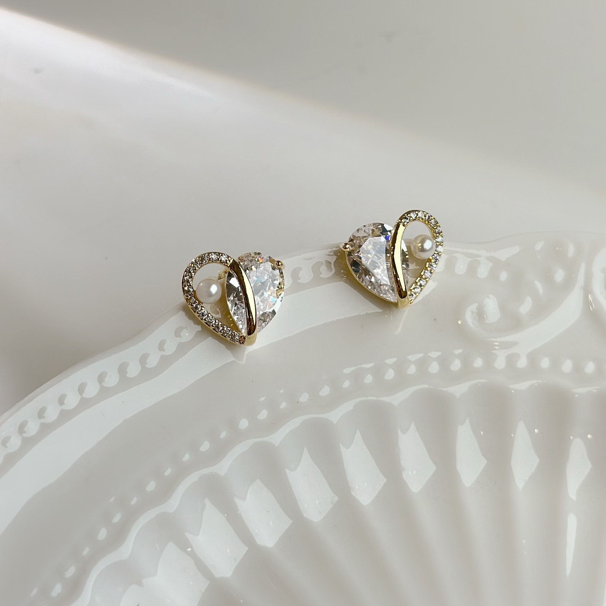 F50溺愛．排鑽珍珠愛心耳貼