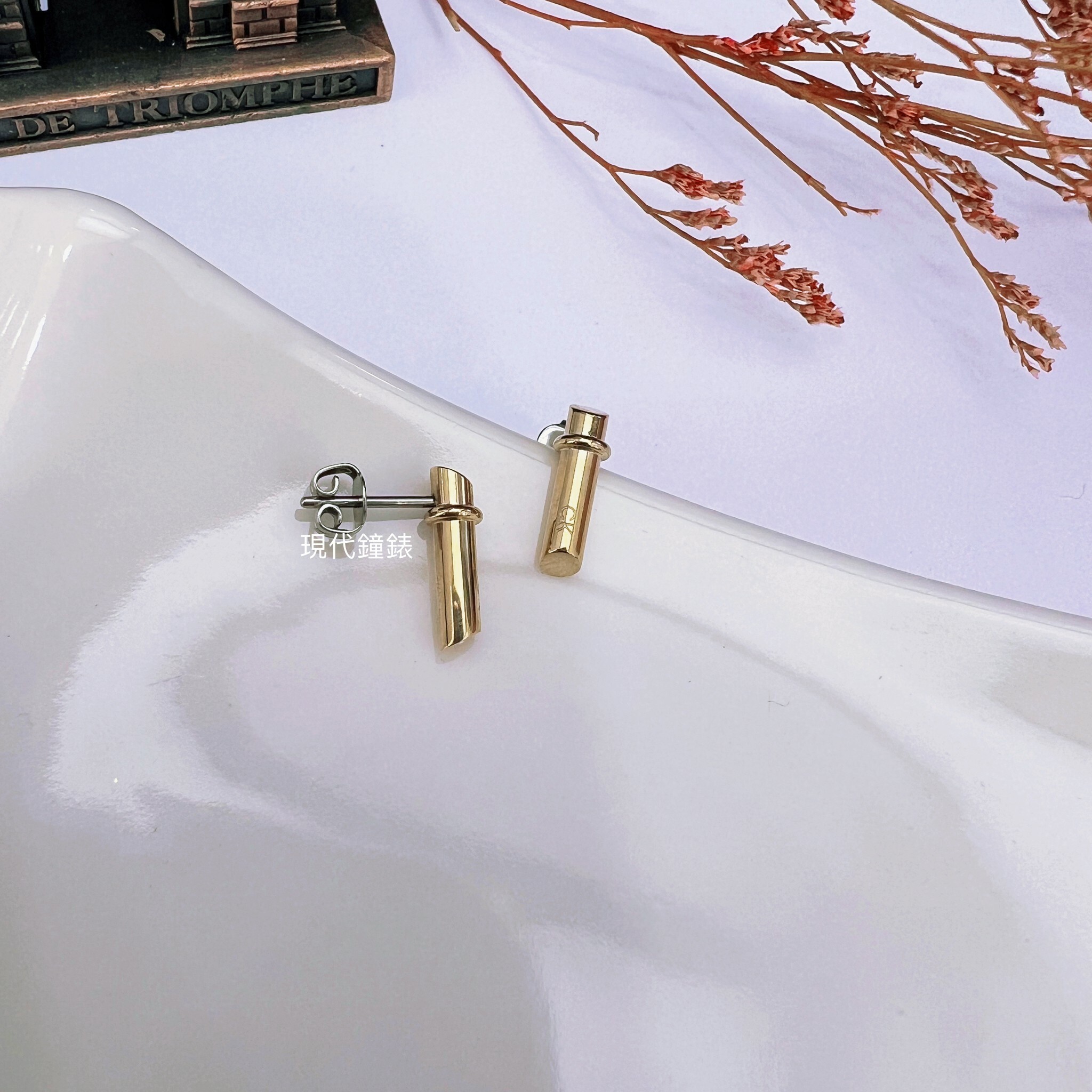 【Calvin Klein】圓柱狀穿式耳環-金 CKF35000021 現代鐘錶