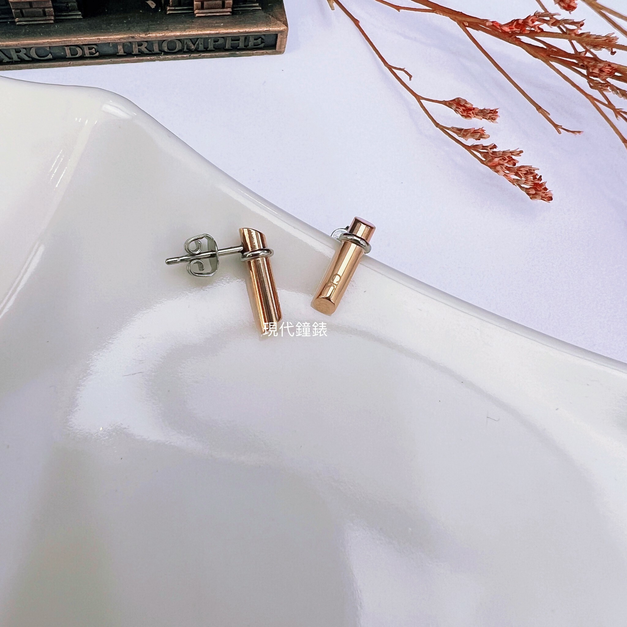 【Calvin Klein】圓柱狀穿式耳環-玫金 CKF35000020 現代鐘錶