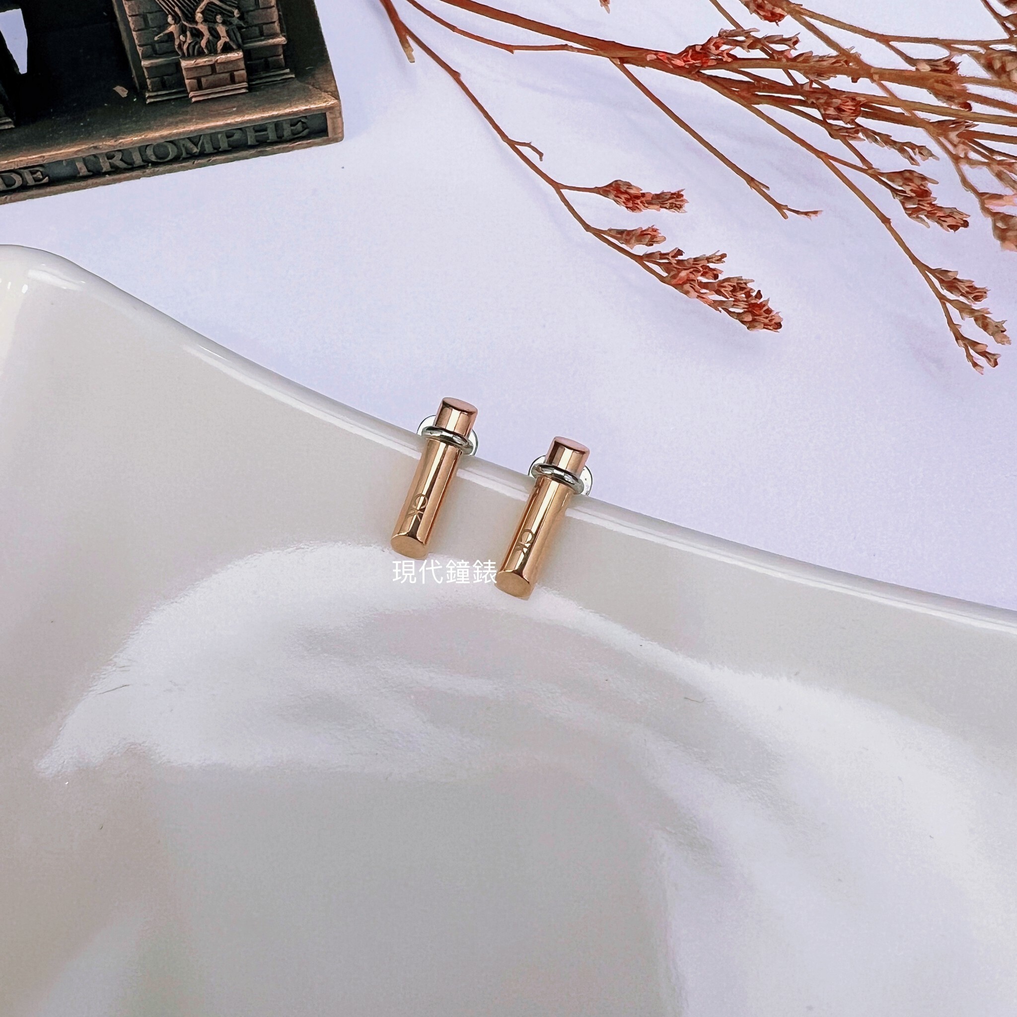 【Calvin Klein】圓柱狀穿式耳環-玫金 CKF35000020 現代鐘錶