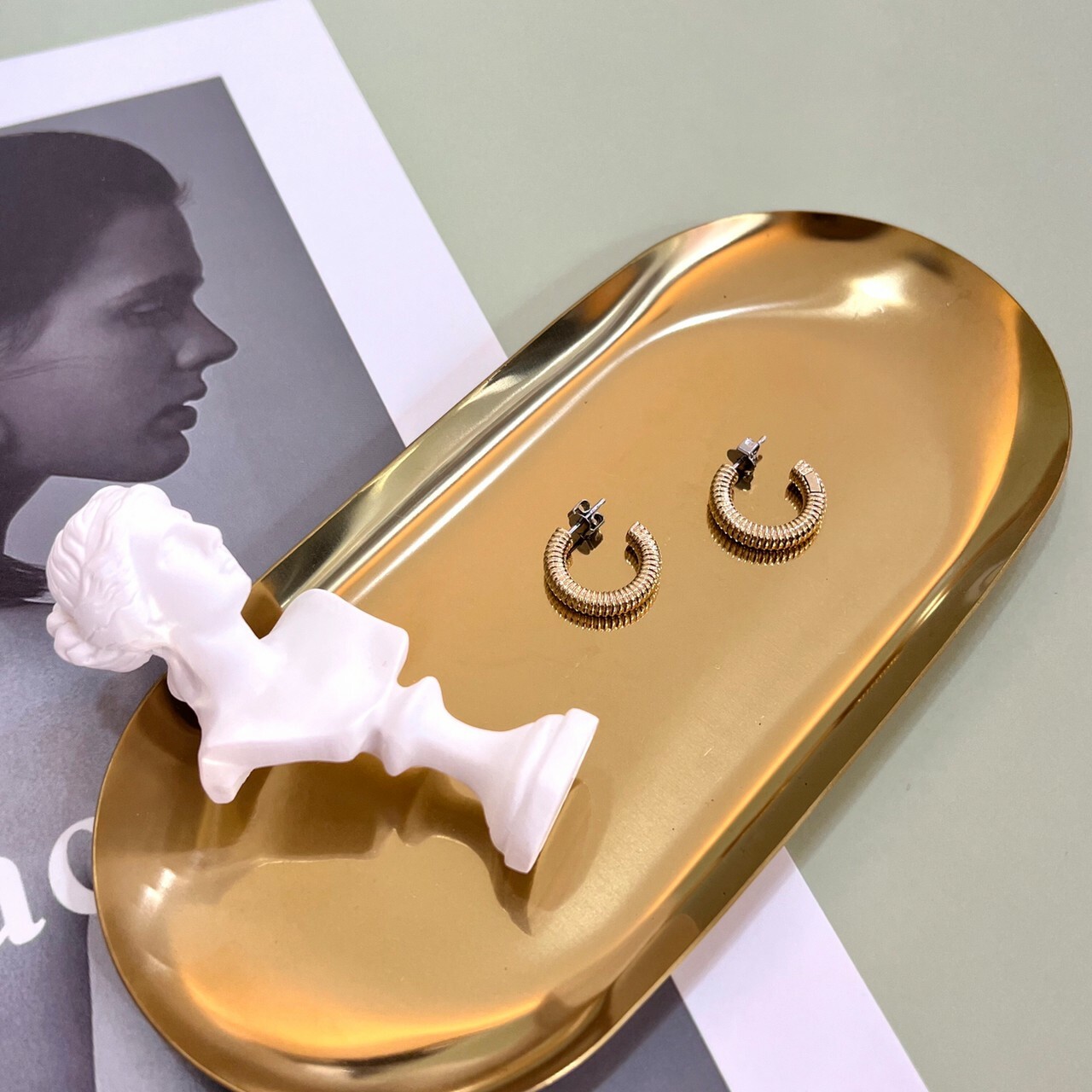 【Calvin Klein】Playful Repetition C字穿式耳環 CKF35000032 現代鐘錶