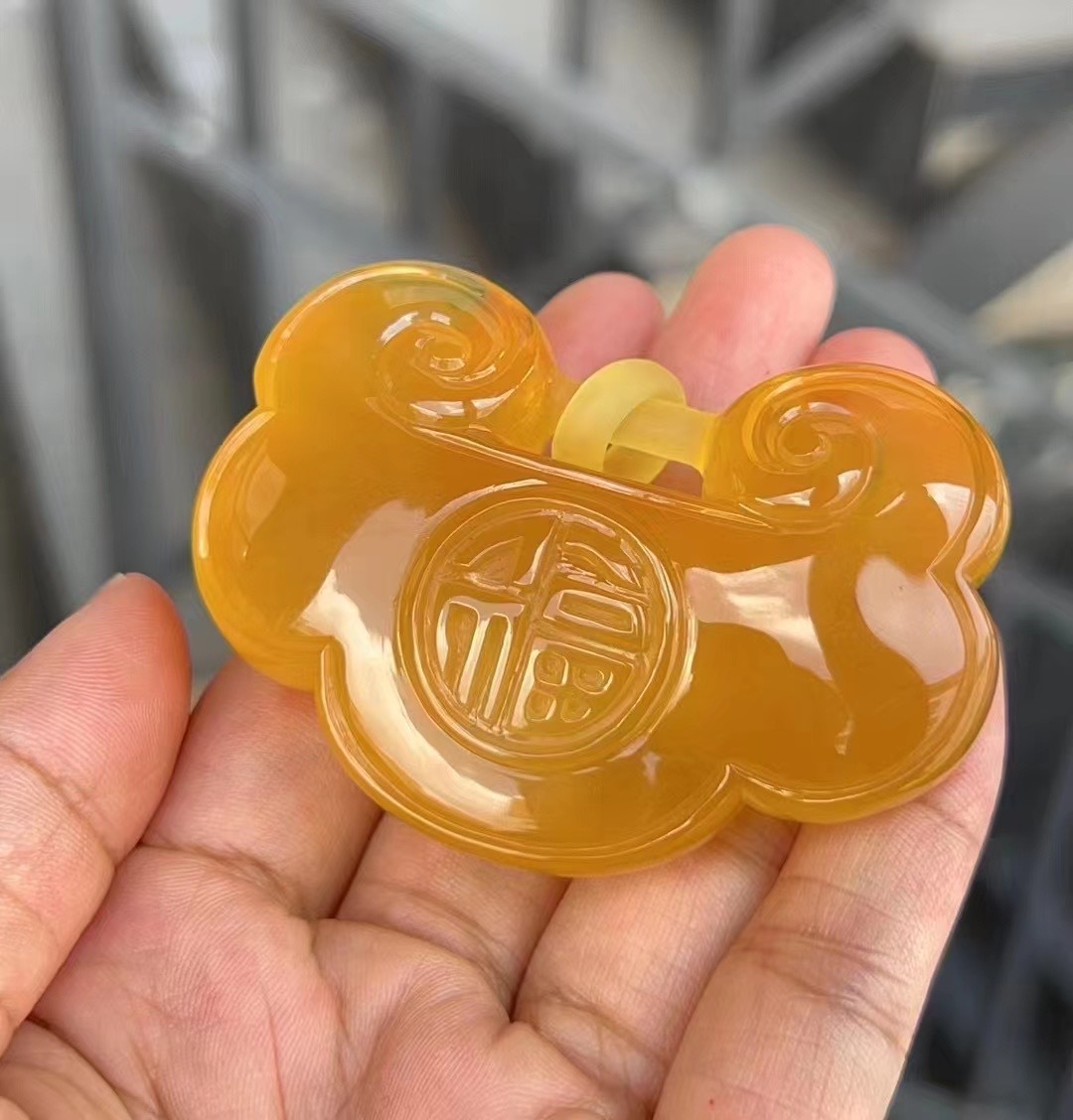收藏款3A天然蜜糖紅蜜蠟正規平安簍空如意鎖掛牌