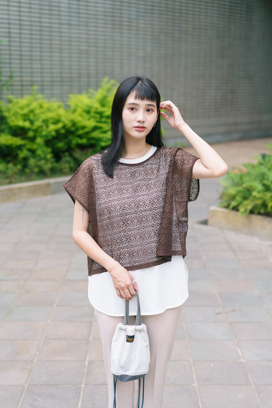 蕾絲鏤空背心+純白無袖開衩衣set (三色-煎茶棕)