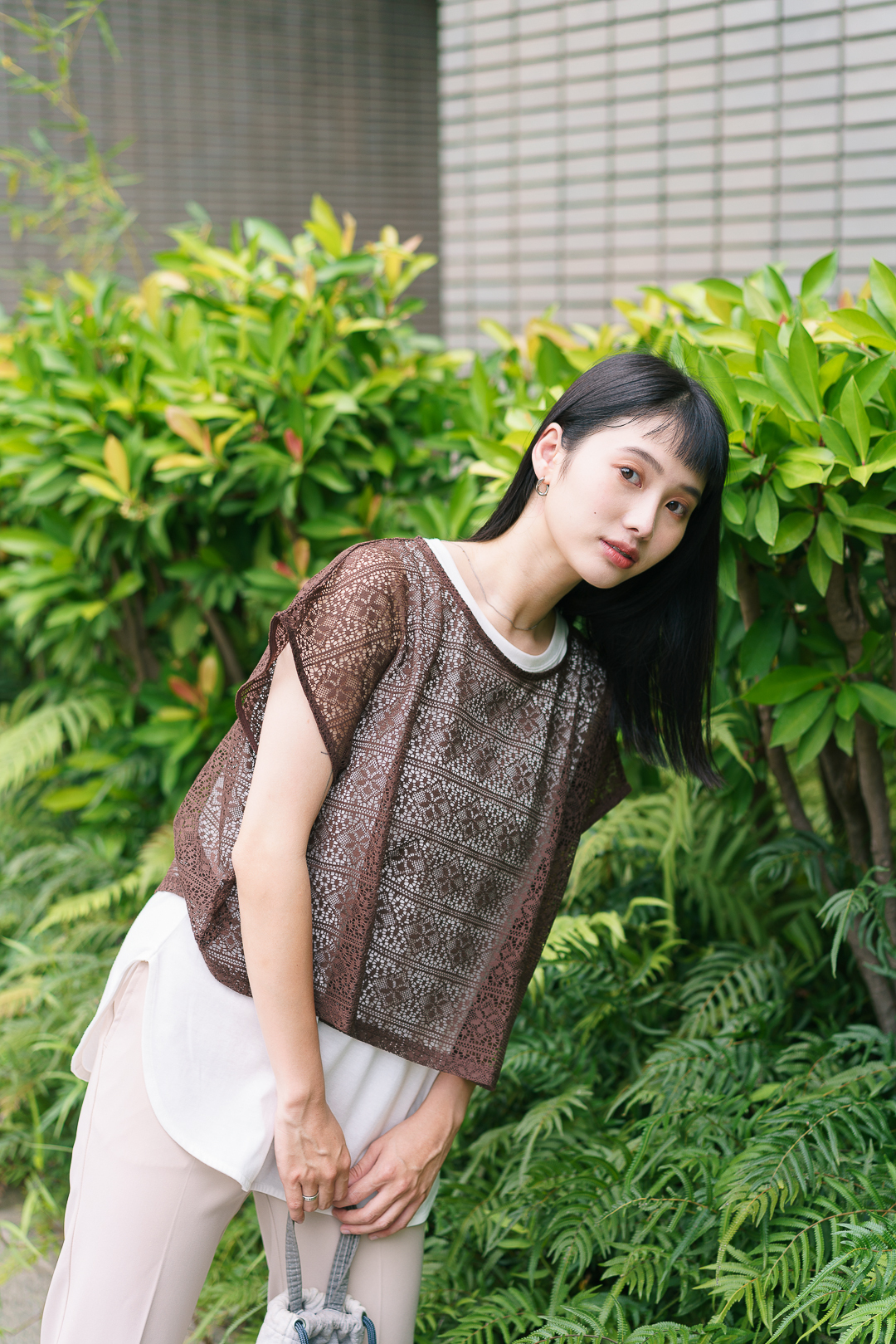 蕾絲鏤空背心+純白無袖開衩衣set (三色-煎茶棕)