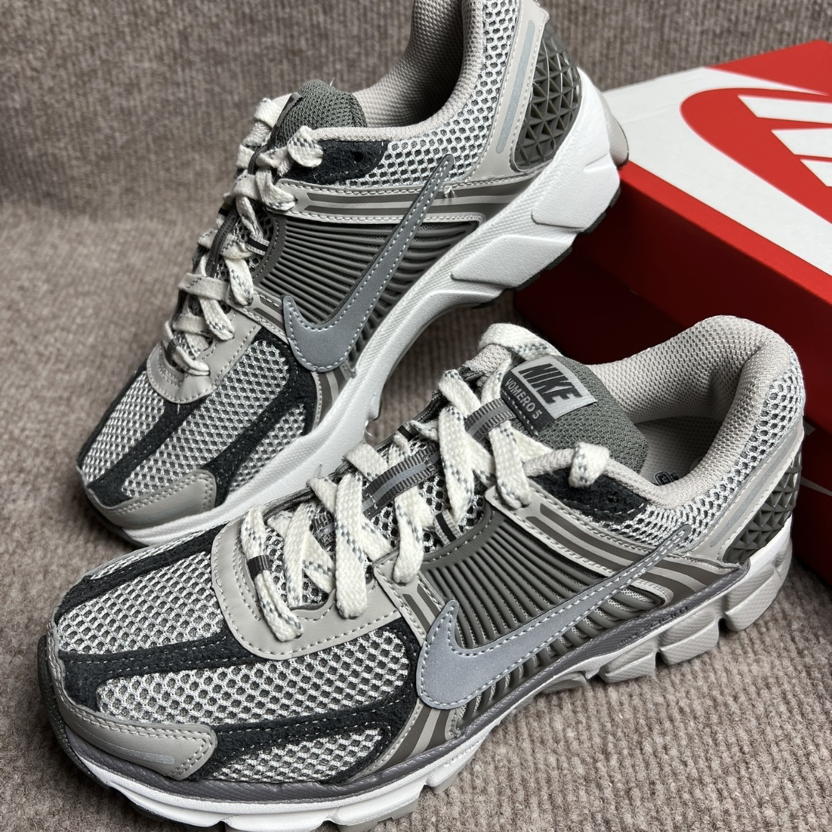 Nike Zoom Vomero 5 Iron Ore Flat Pewter 鋼鐵灰 灰白 反光 復古老爹鞋