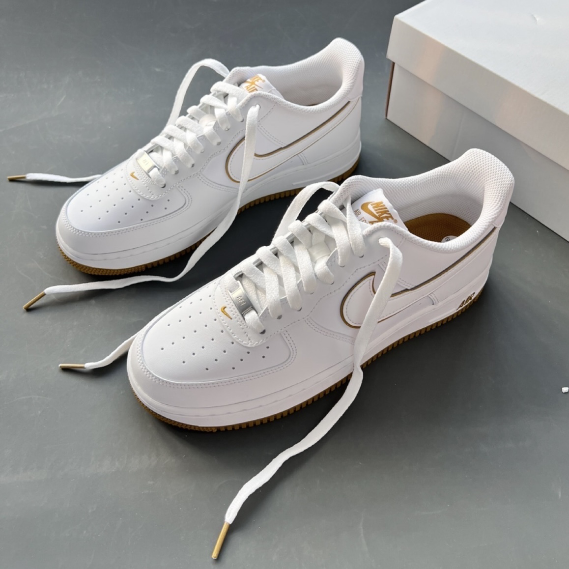 Nike Air Force 1 Low White Bronzine白卡其滾邊皮革男鞋 DV0788-104