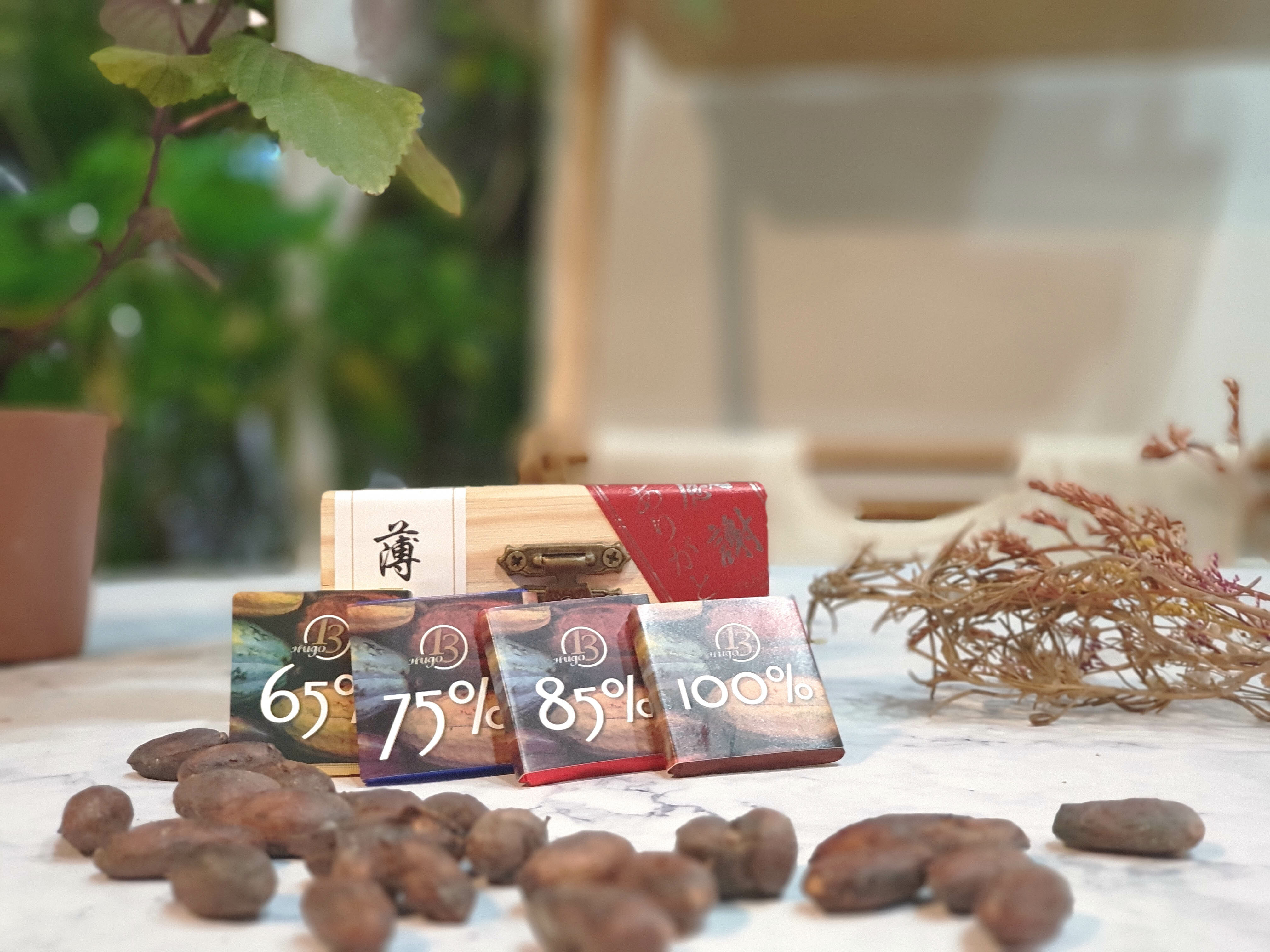 【小雨果巧克力】綜合%木盒薄片純黑巧克力(16片)