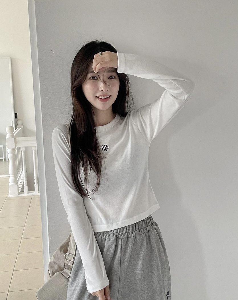 #現貨優惠 韓國 muahmuah 微短版 刺繡設計logo 薄長袖 (MUT23118)