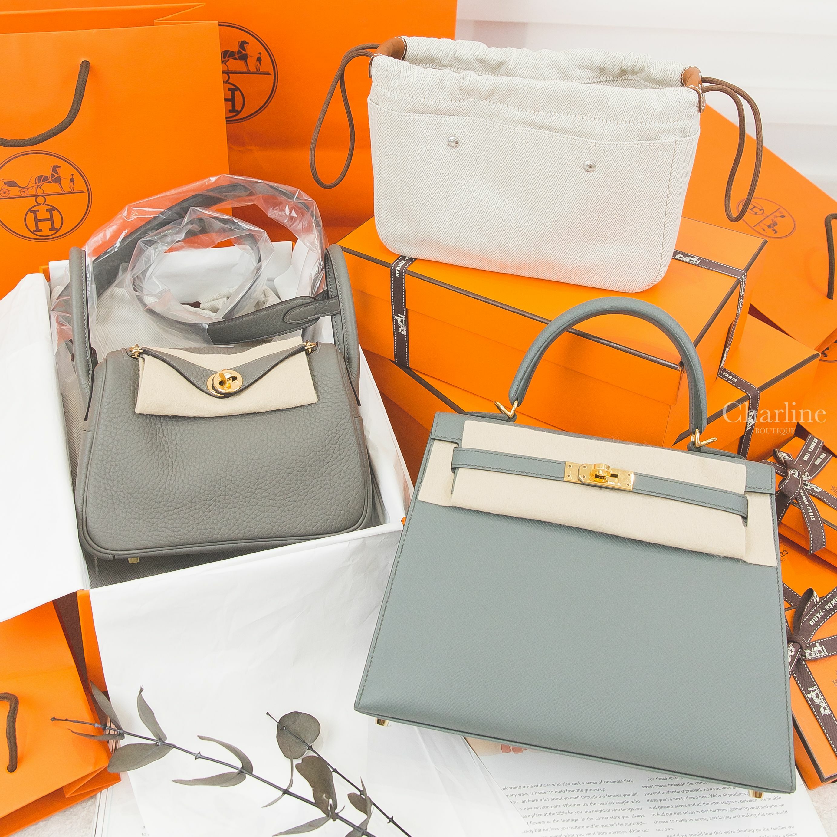 Hermès Lindy Mini 0L Gris Meyer Taurillon Clemence U刻積雨雲灰金釦,自然色小型帆布拼棕色小牛皮內袋,Z刻杏仁綠金釦凱莉包,銀色簍空馬蹄黑色H字樣不銹鋼鑰匙圈-Charline Boutique 精品
