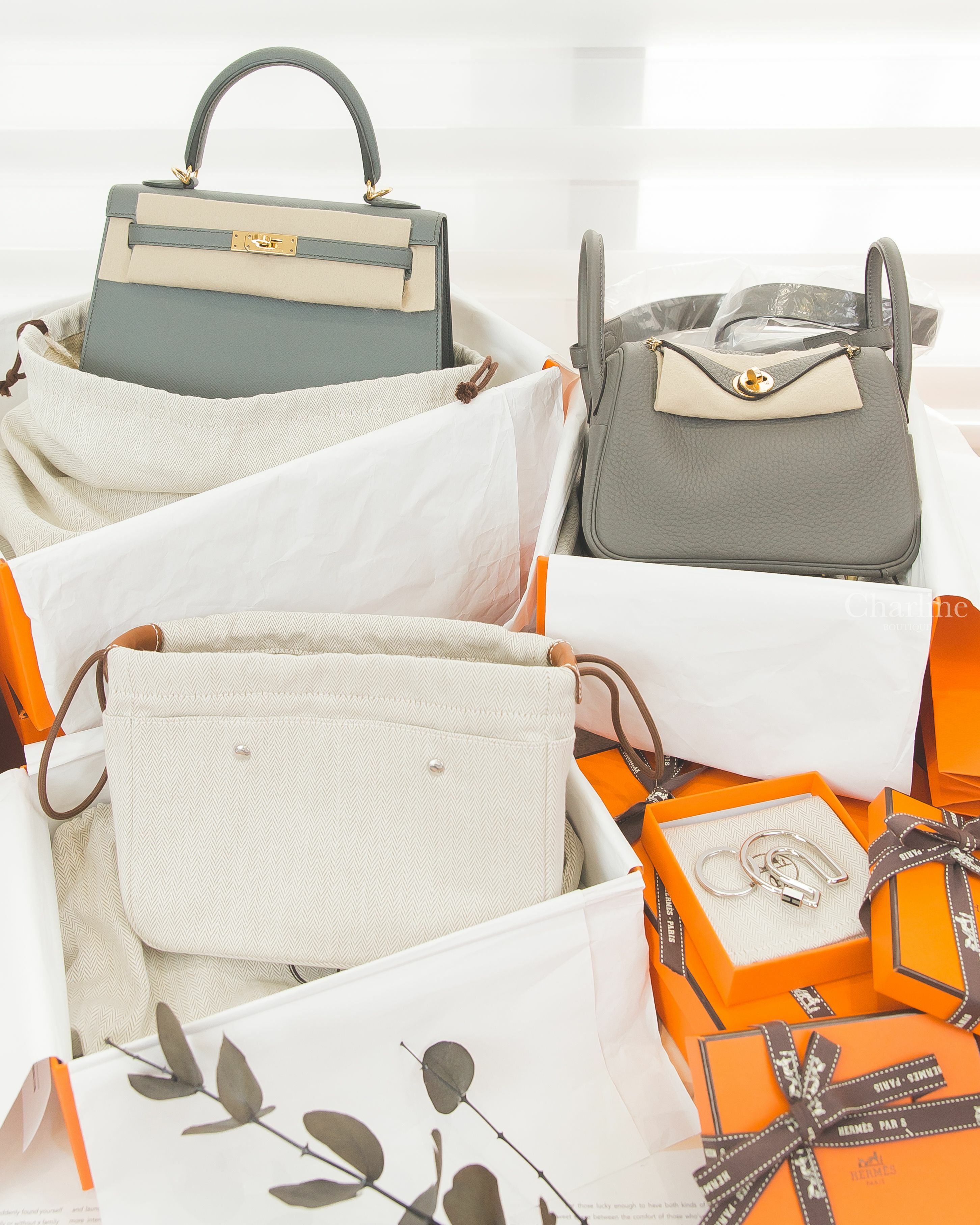 Hermès U刻積雨雲灰金釦,Hermès 自然色小型帆布拼棕色小牛皮內袋,Hermès Z刻杏仁綠金釦凱莉包,Hermès 銀色簍空馬蹄黑色H字樣不銹鋼鑰匙圈-Charline Boutique 精品代購