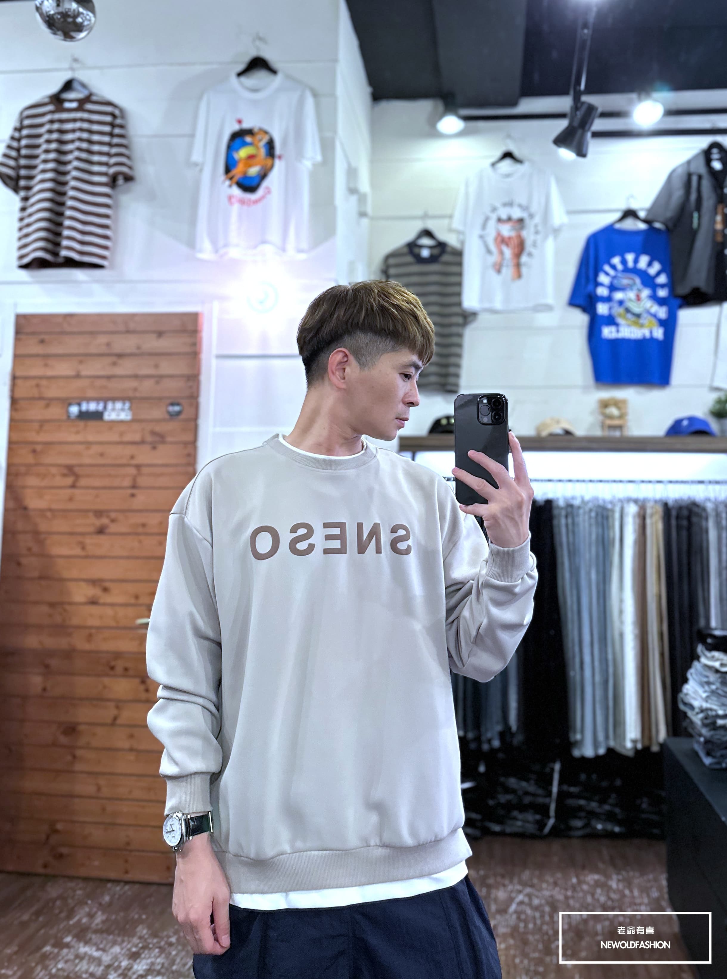 『新品上市』重磅SNESO拼接大學T-卡其(NOF2309B5530)