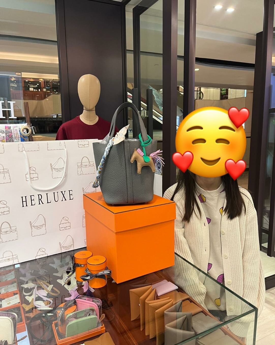 健談靚靚直接鎖定HERLUXE 來店抱走P18積雨雲灰金扣🌧️🔑🛍️ 靚靚好🈶品味啊😍 個袋綁上Twilly🎀同馬仔🐴后 囡囡見到都大讚好靚👍🏻❤️ 最好的宣傳詞就係你哋的真心笑容同滿意🥰
