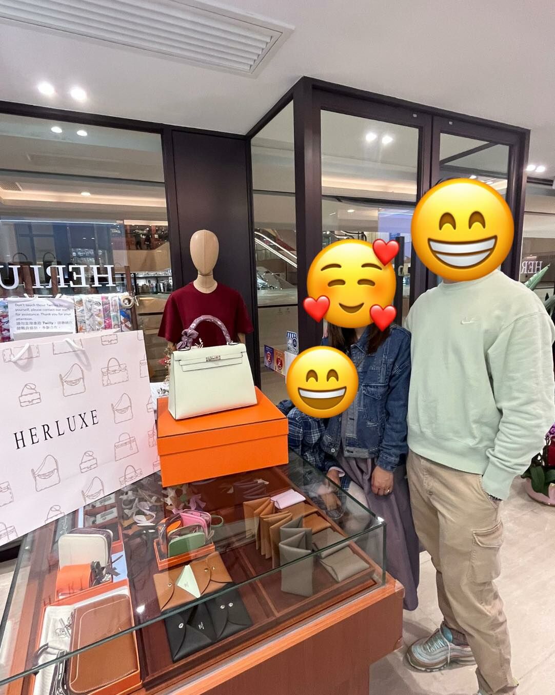 爽快靚靚來pick up K25氣泡綠銀扣🫧🗝️🛍️ 配搭呢條Twilly🎀好鬼靚啊😍 先生件衫都係氣泡綠🫧🤭 好品質總會遇到有眼光的人🥳 從陌生人變成顧客 多謝你對HERLUXE團隊的信任與支持💗