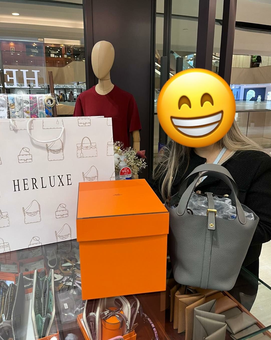靚靚的朋友昨天來買袋並向佢推薦咗我哋😘 今日靚靚馬上來店抱走隻P18積雨雲灰金扣🌧️🔑 再華麗的廣告都不如舊客人的口碑推薦🏆🫶 多謝2️⃣位靚靚明智決擇 眼光一致雙雙選對了HERLUXE🥳