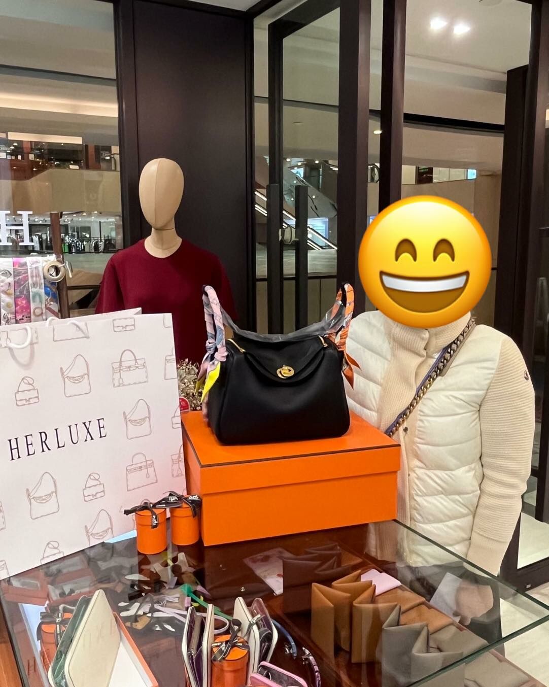 超爽快靚靚來pick up Lindy 26 黑金🖤🔑 揀的呢2️⃣條twilly 都好靚啊😍 仲預訂咗對Oasis拖鞋🥳 多謝你的支持與信任❤️