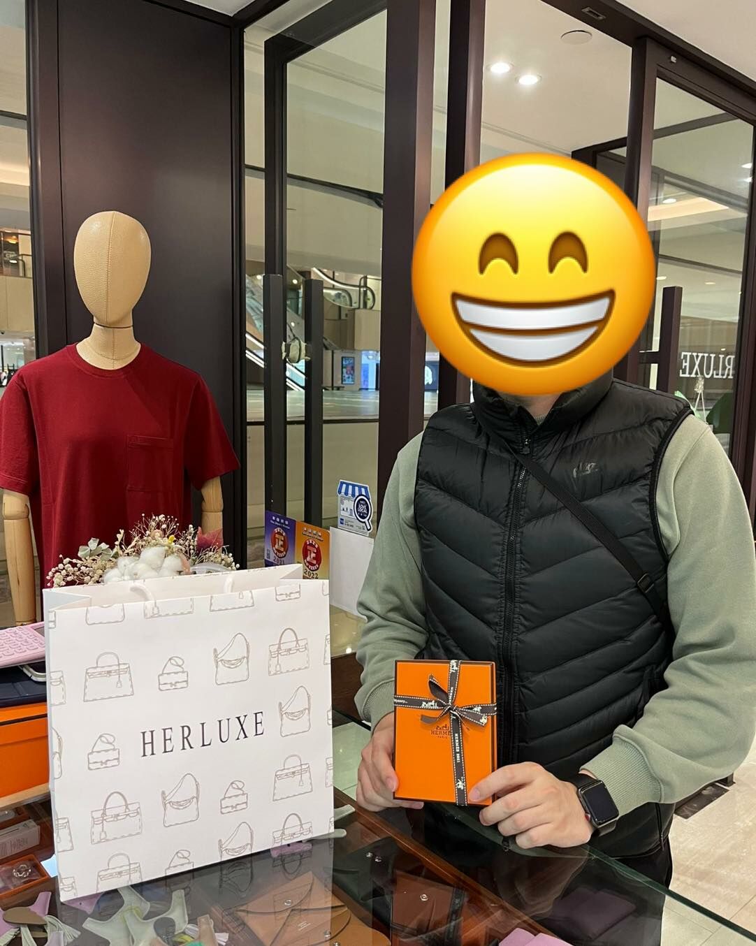 型男為朋友挑選咗條頸鏈⛓️做生日禮物🎁 HERLUXE嘅送禮款式超多選擇哦🤭 多謝你的爽快支持🥳