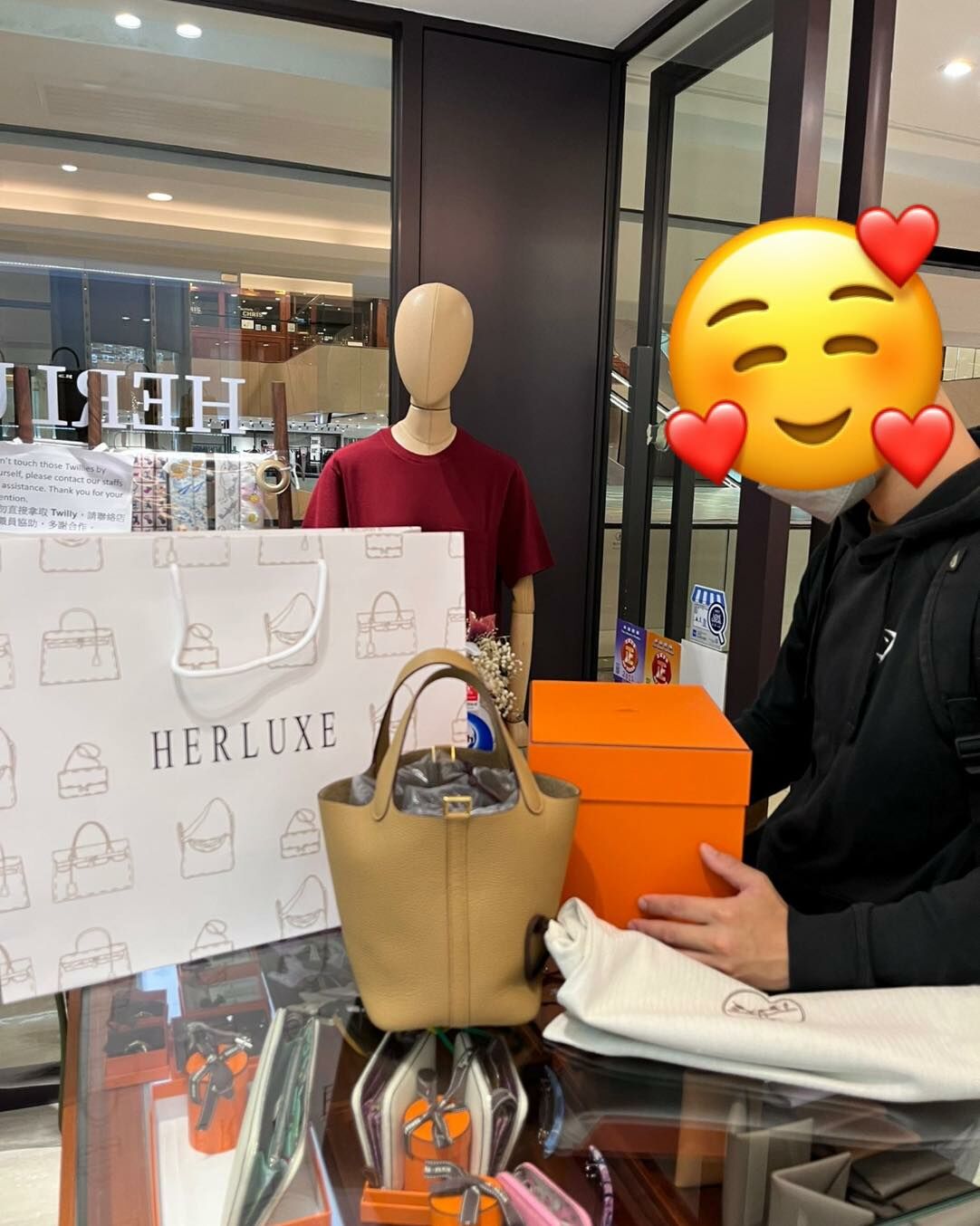 超疼愛太太的先生🤩 來店咨詢我哋同事們的建議🤭 最後挑選咗P18餅乾色金扣🍪🔑 還確認咗下一個目標係Lindy 26黑金🖤🔑🥳 我哋都被感動到了💕😂 多謝你對我哋的肯定❤️