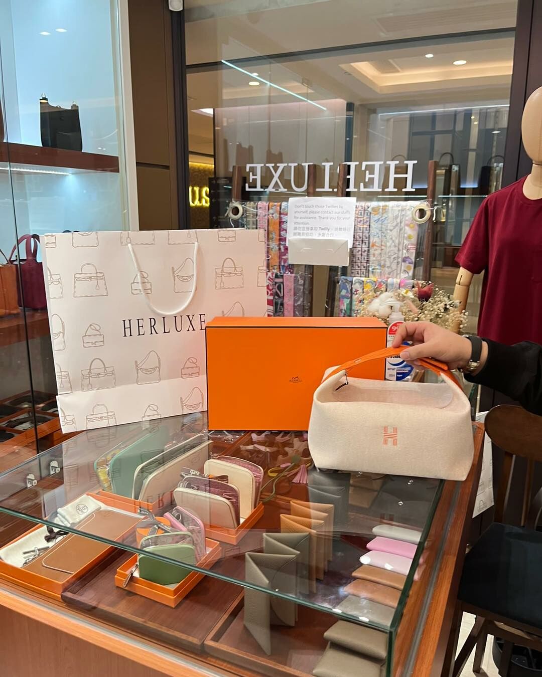 爽快靚靚剛埋單Lindy26黑銀💰 古唔到咁快又有下一個目標啦😝 期待好快又可以見到你啊🥰 又有2️⃣位愛妻號來為太太買情人節禮物啦🎁 分別買咗飯盒包同手鐲💕 相信你哋嘅太太收到一定會好開心🥳