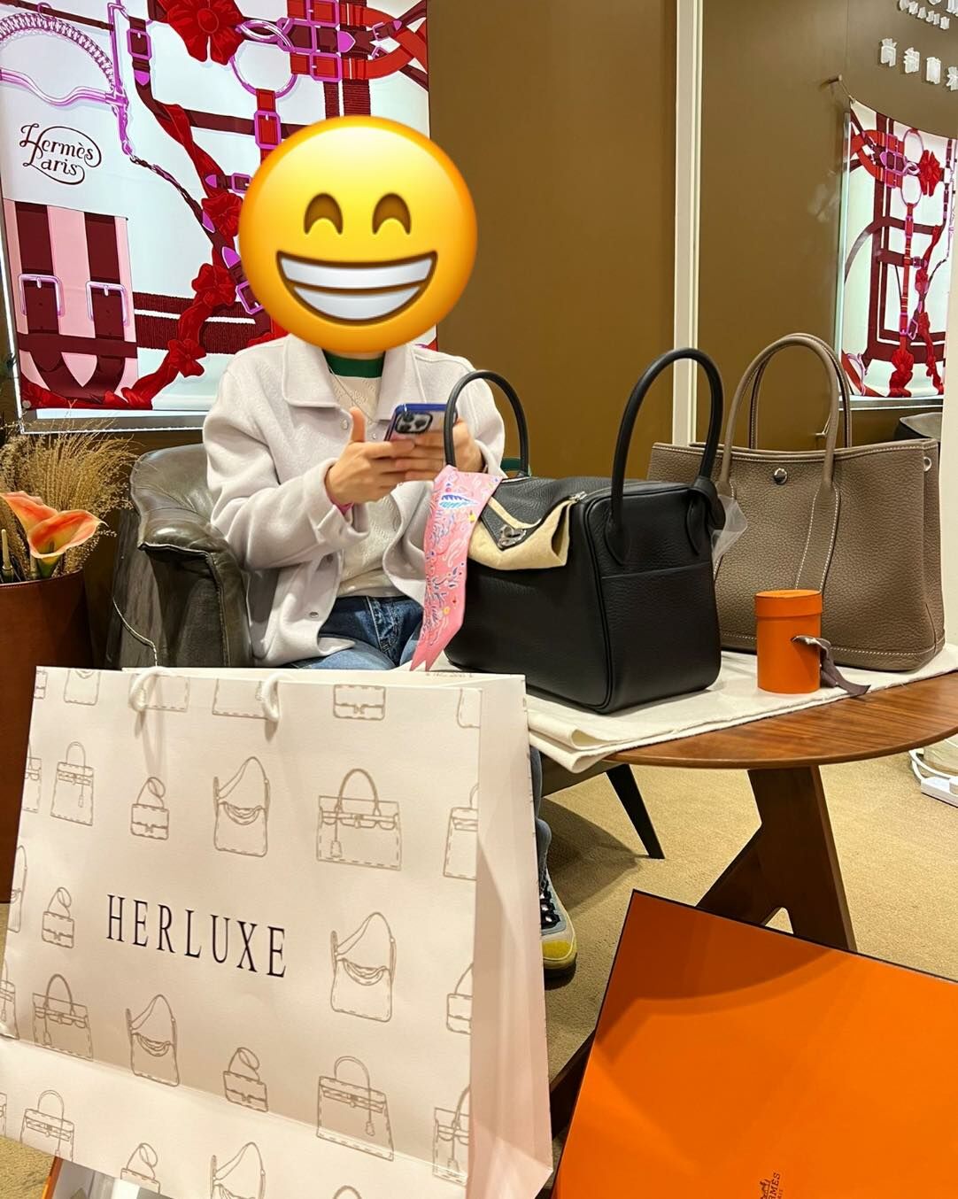 爽快靚靚剛埋單Lindy26黑銀💰 古唔到咁快又有下一個目標啦😝 期待好快又可以見到你啊🥰 又有2️⃣位愛妻號來為太太買情人節禮物啦🎁 分別買咗飯盒包同手鐲💕 相信你哋嘅太太收到一定會好開心🥳