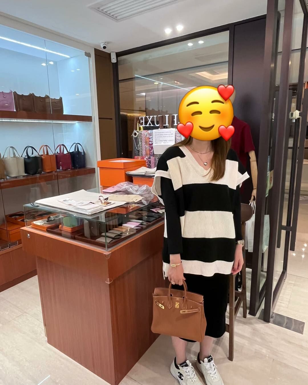 爽快愛妻號陪同太太一齊來揀禮物👩🏻‍❤️‍👨🏻 超🈶紀念價值的情人節禮物🎁 呢隻B25經典金金🐫🔑同靚靚的氣質簡直係完美配合啊😍 sweet到漏油🍬😆 多謝你哋嘅支持😘