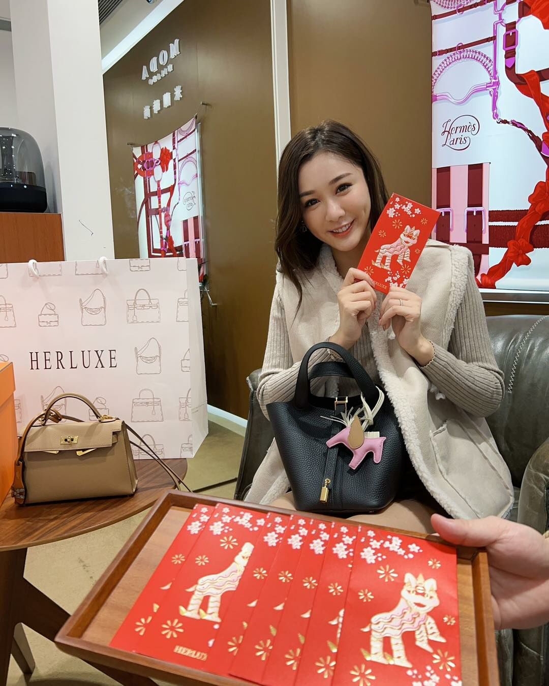 ✨陳詩欣@Eunicechanszeyan😍 又再來幫襯我哋訂袋🥰 剛剛來取貨時又好運氣抽咗封100利是🧧🥳 非常Nice嘅大美人仲答應我哋影張靚相📷 多謝你一直咁信任同支持我哋啊😘 如想要Get明星同款的靚靚可以來搵我哋啊🙌🛍️