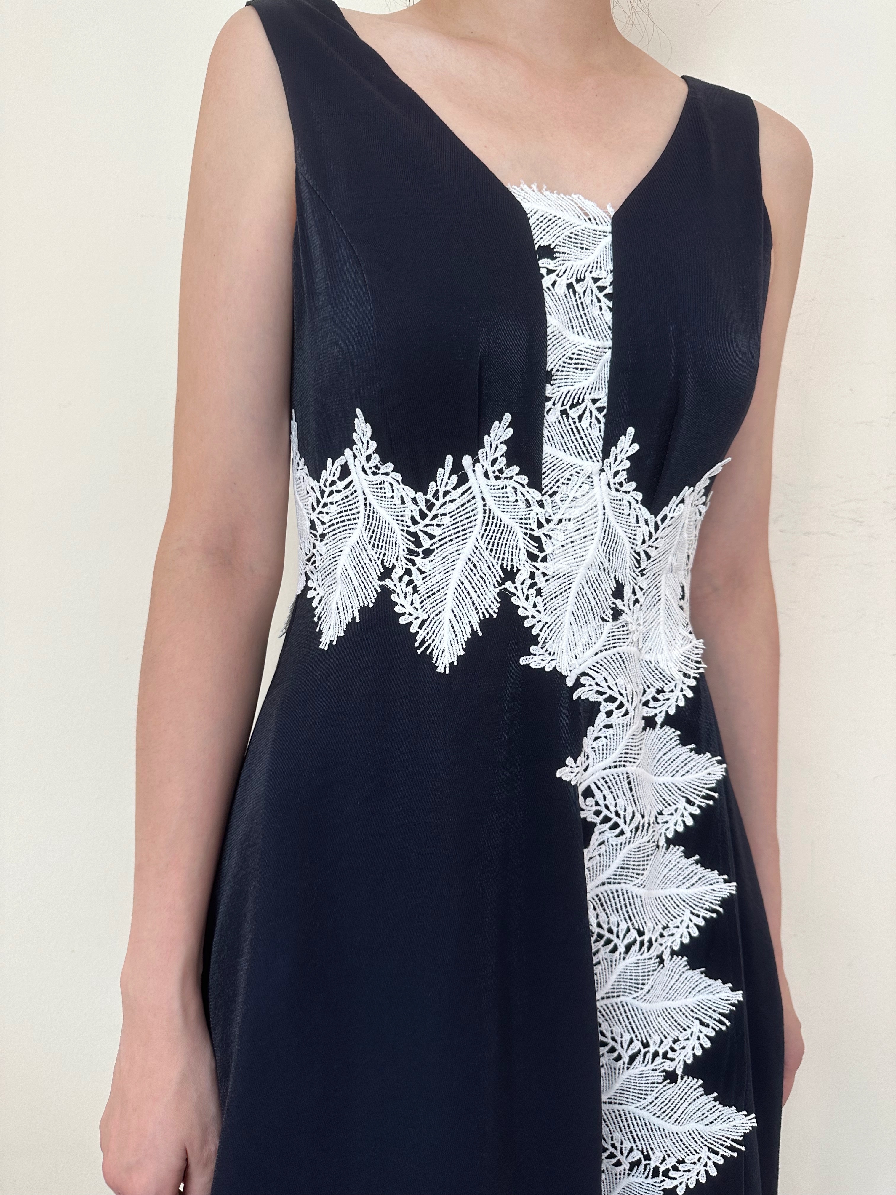 LEAVES LACE DETAILED V NECK MIDI DRESS