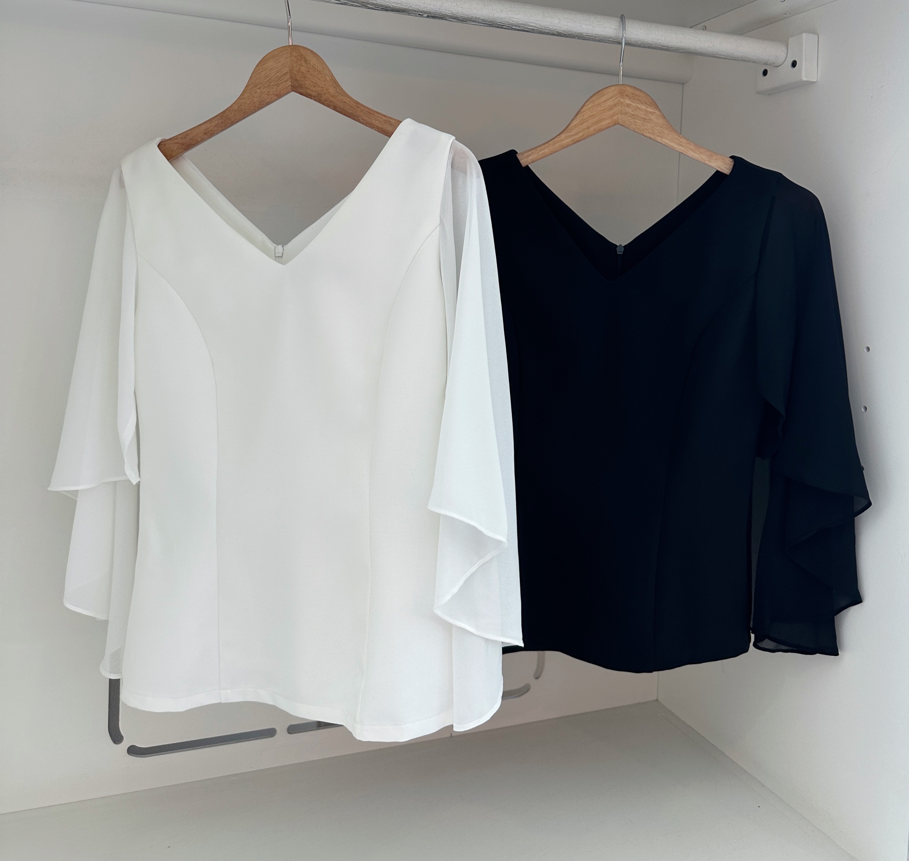 V NECK FLARE SLEEVE BLOUSE