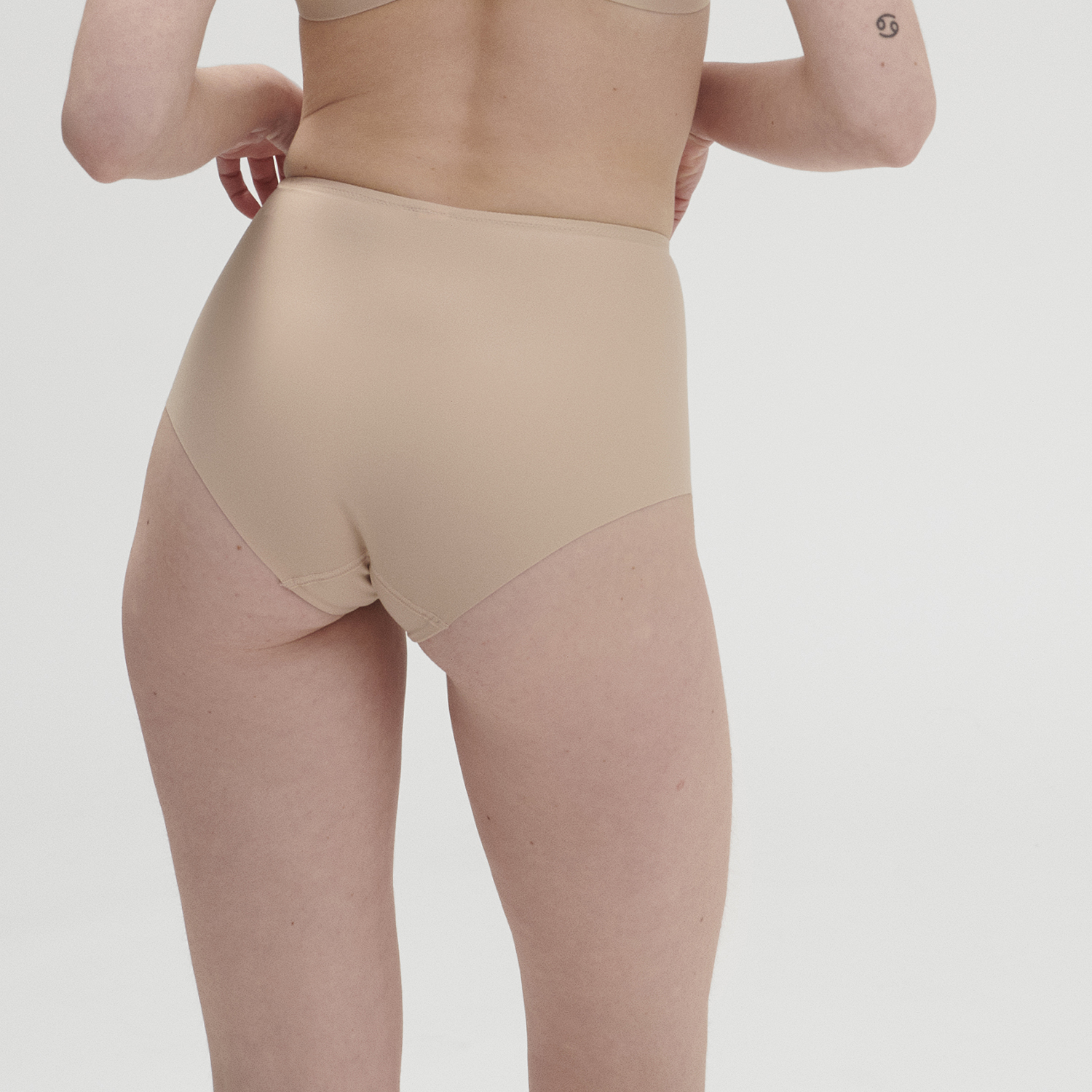 SUBTILE 奧妙 體雕三角褲 粉膚色