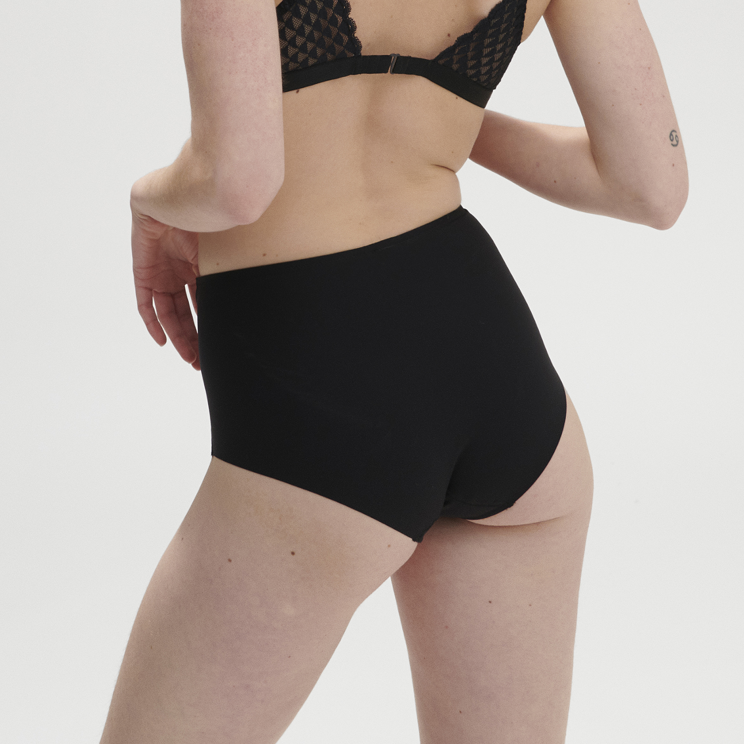 SUBTILE 奧妙 體雕三角褲 經典黑