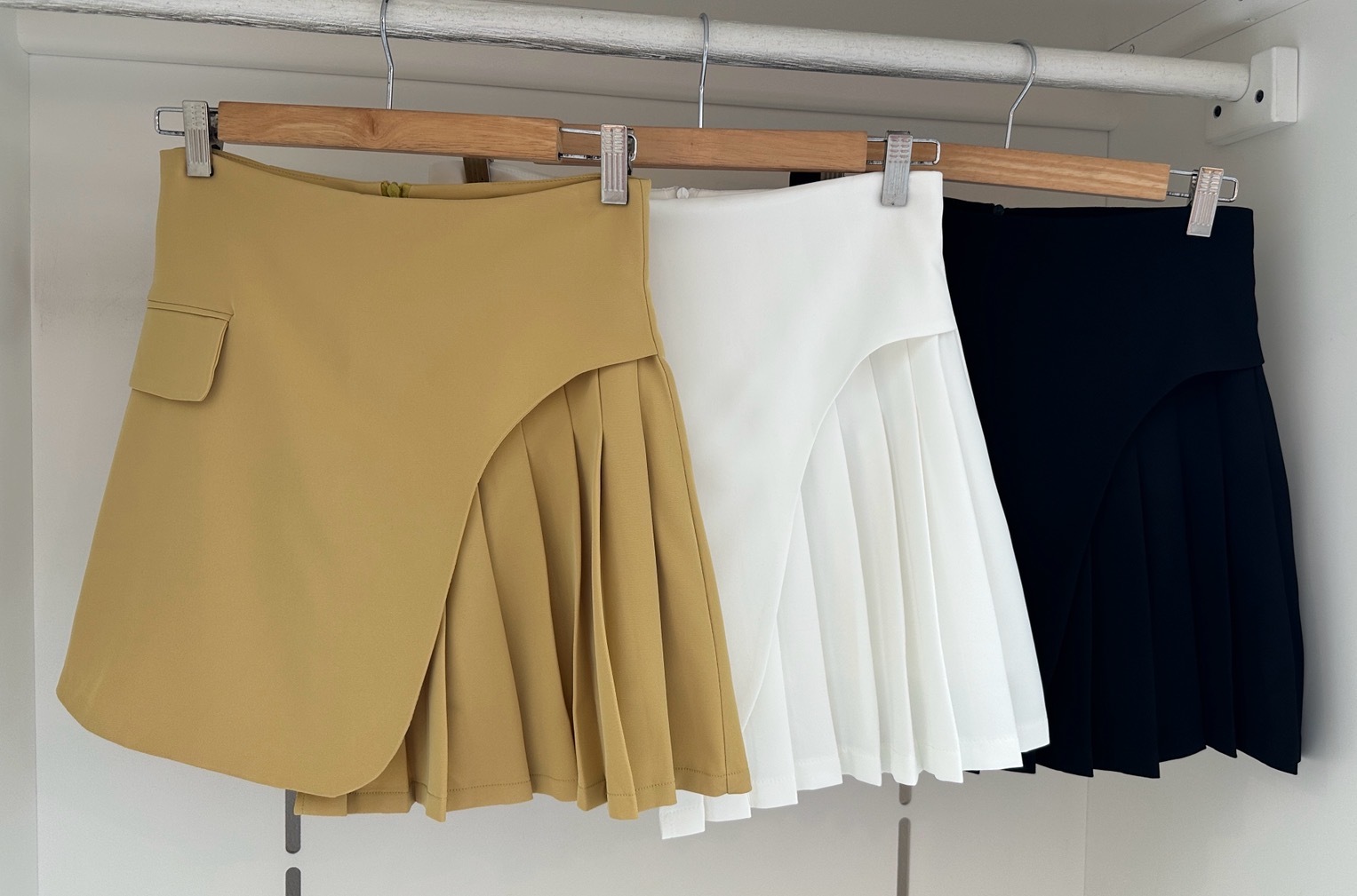 PLEATED SIDE SHORT SKIRT