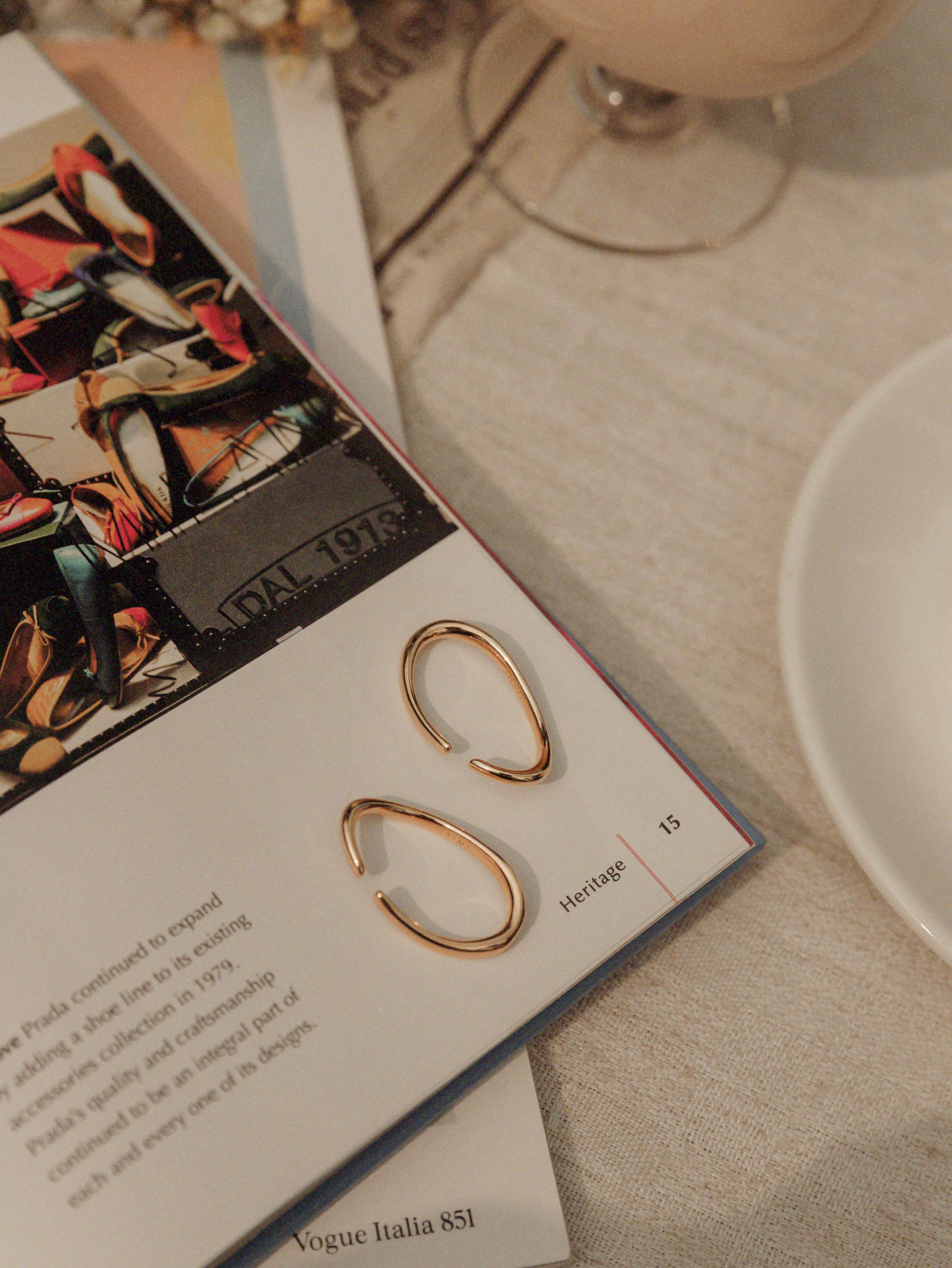 極簡光感流線耳扣（金色）