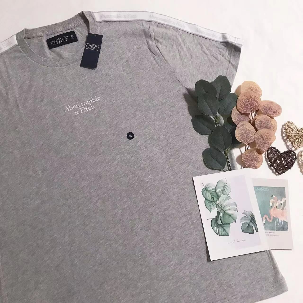 ABERCROMBIE & FITCH MIDDLE LOGO TEE