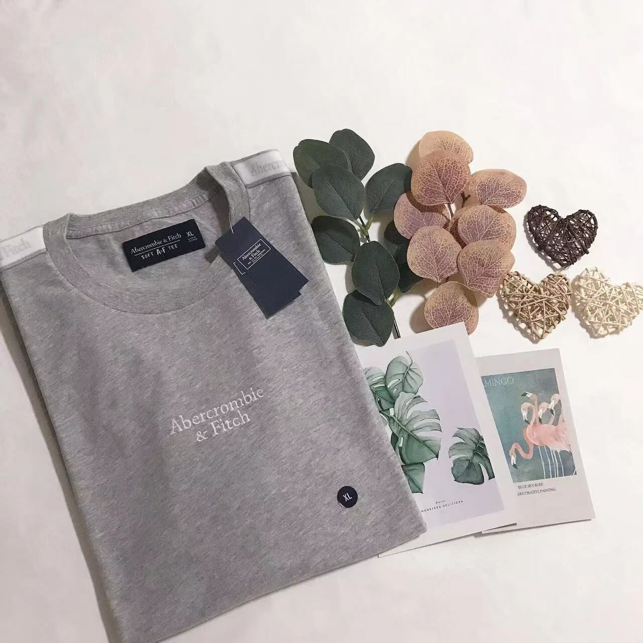 ABERCROMBIE & FITCH MIDDLE LOGO TEE