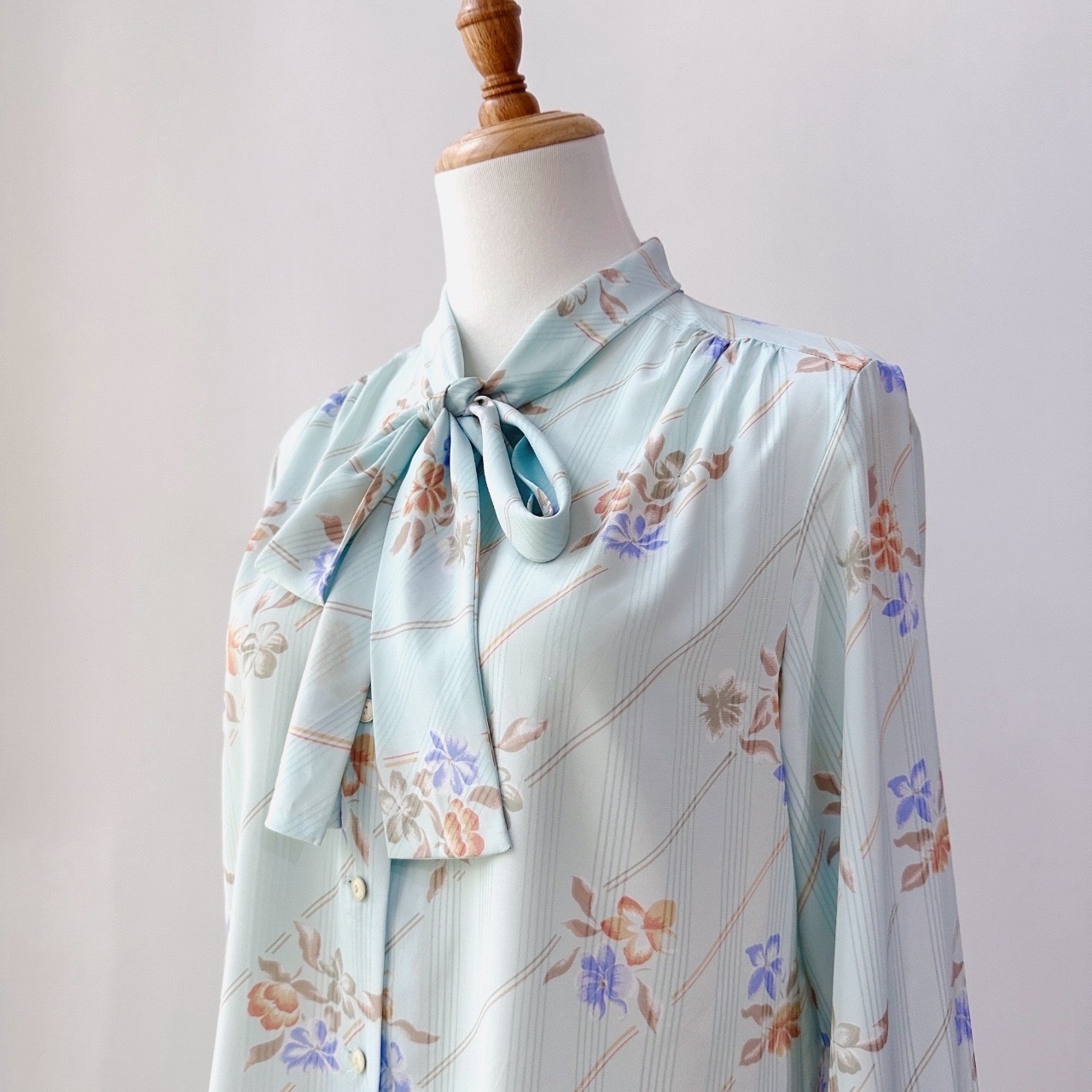 水藍色蝴蝶結領上衣