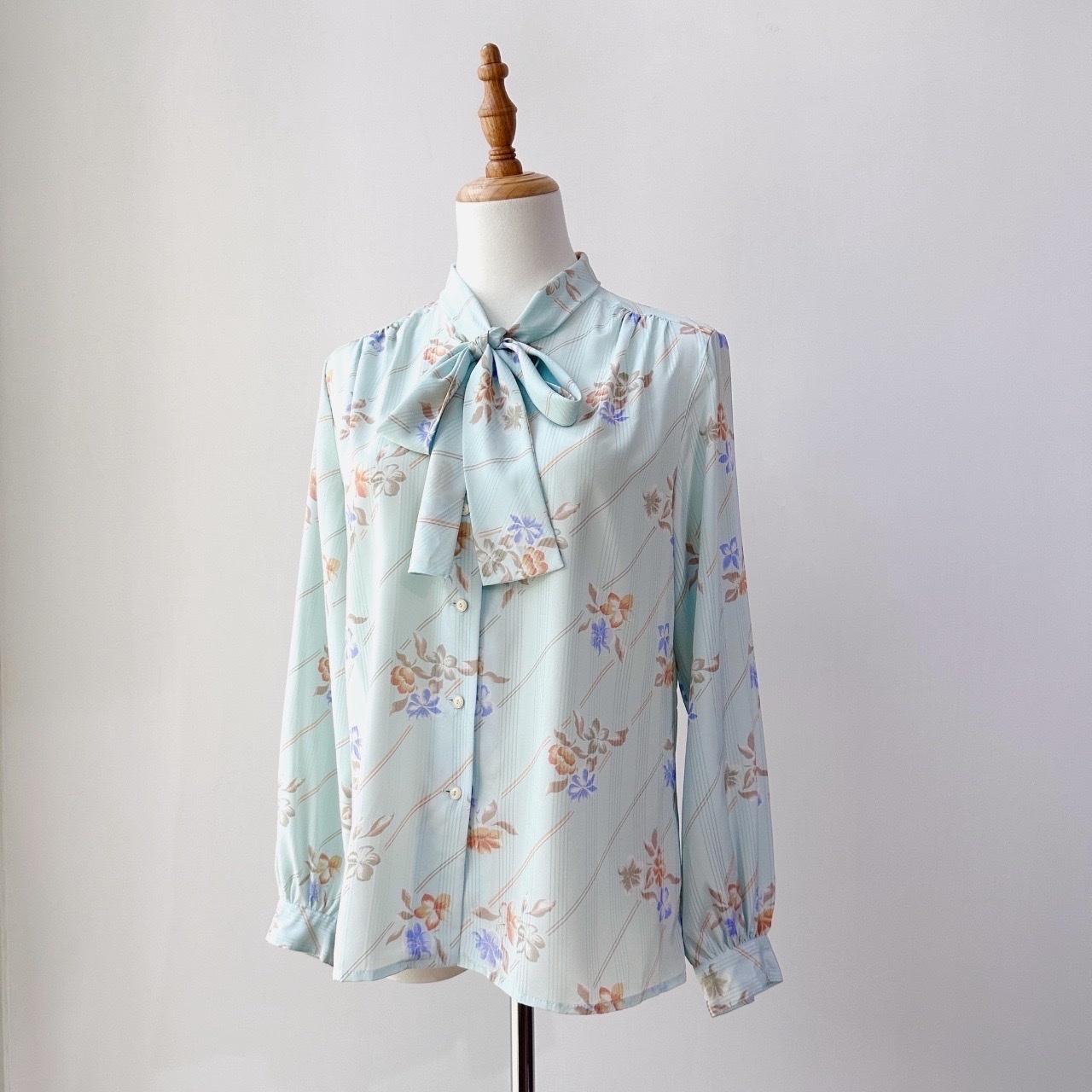 水藍色蝴蝶結領上衣