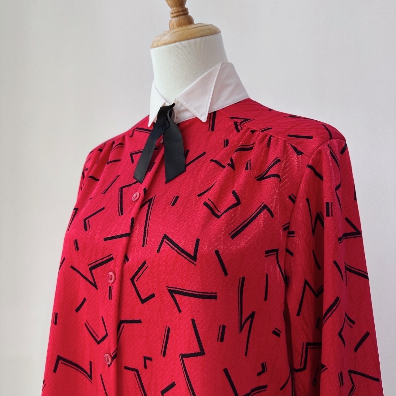 Little Woods 紅色線條感幾何圖形上衣