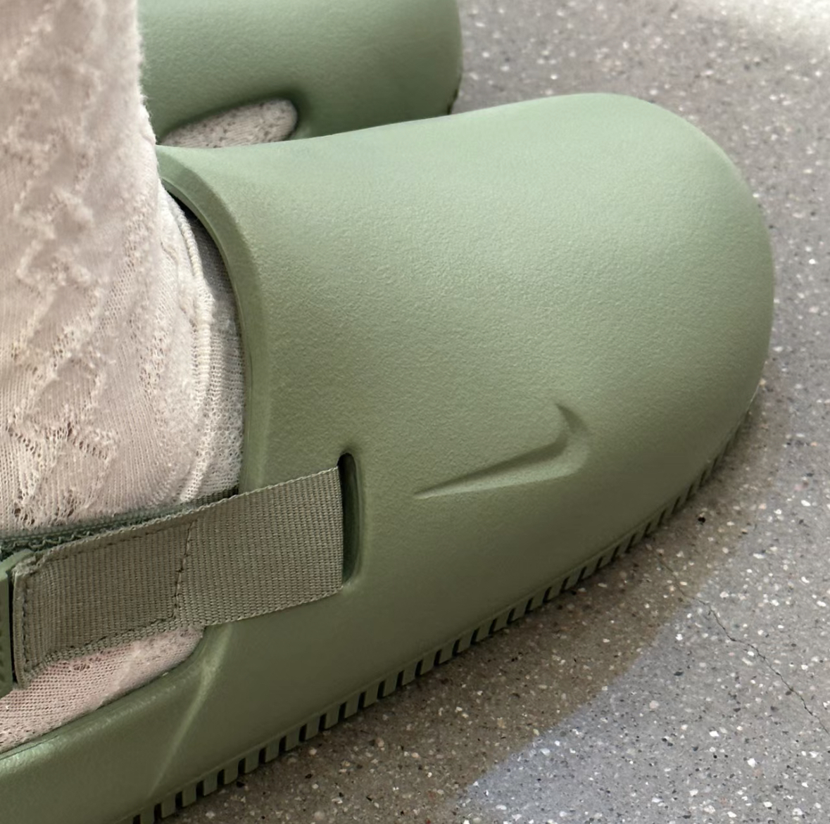 <2025ByeBye👋🏻> Nike Calm Mule "Oil Green" 橄欖綠 穆勒鞋 女款