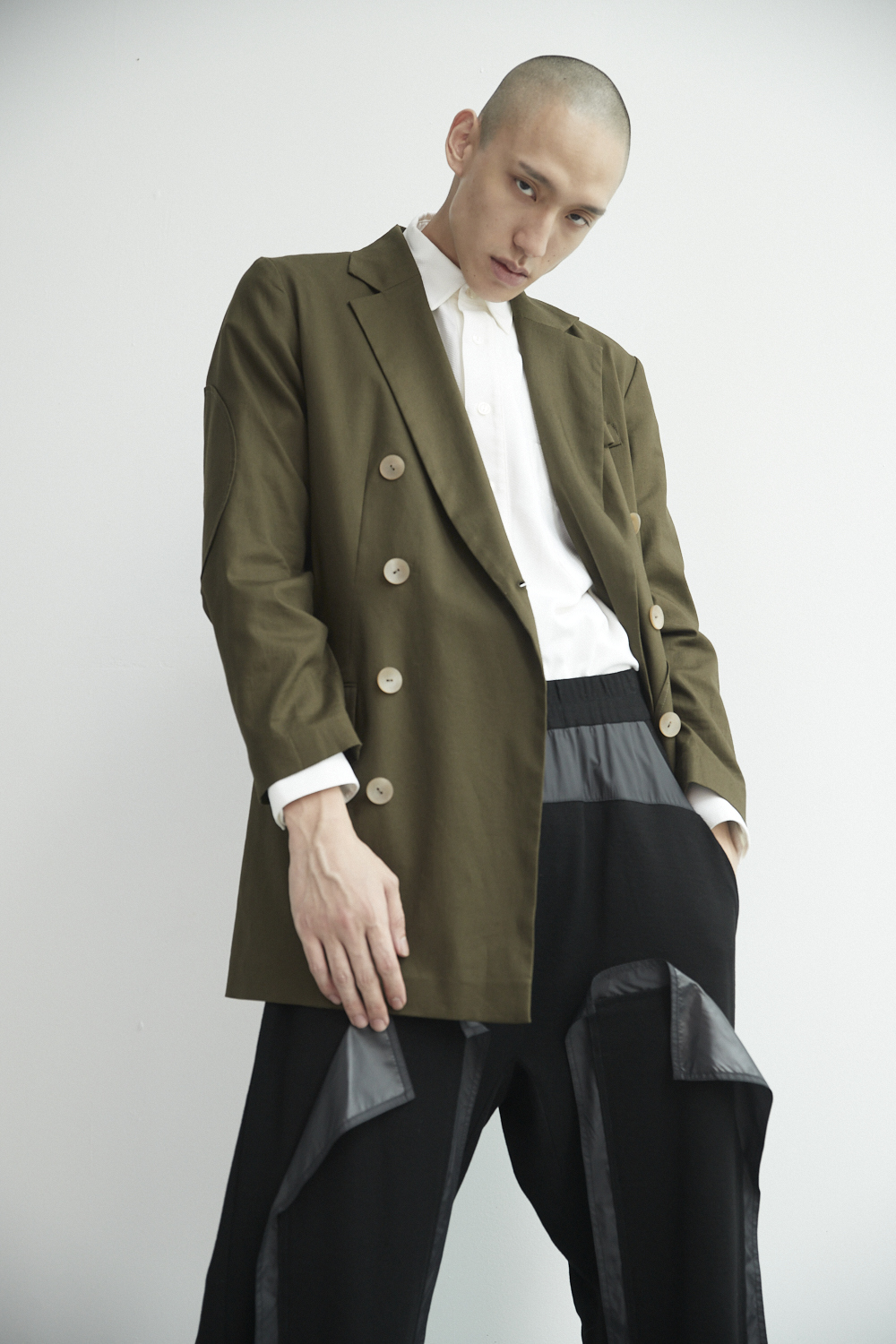 圓形剪接雙排扣西裝