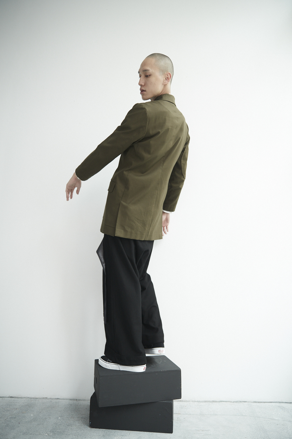 圓形剪接雙排扣西裝