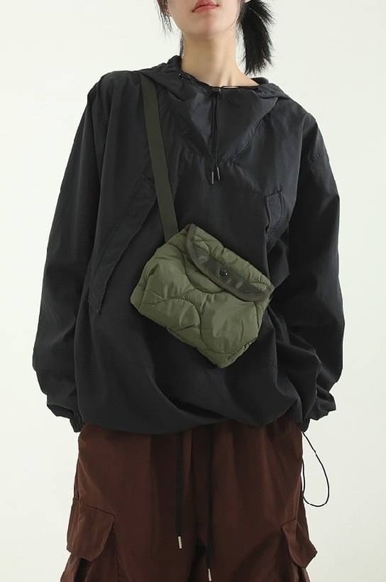 衍縫信封斜背包